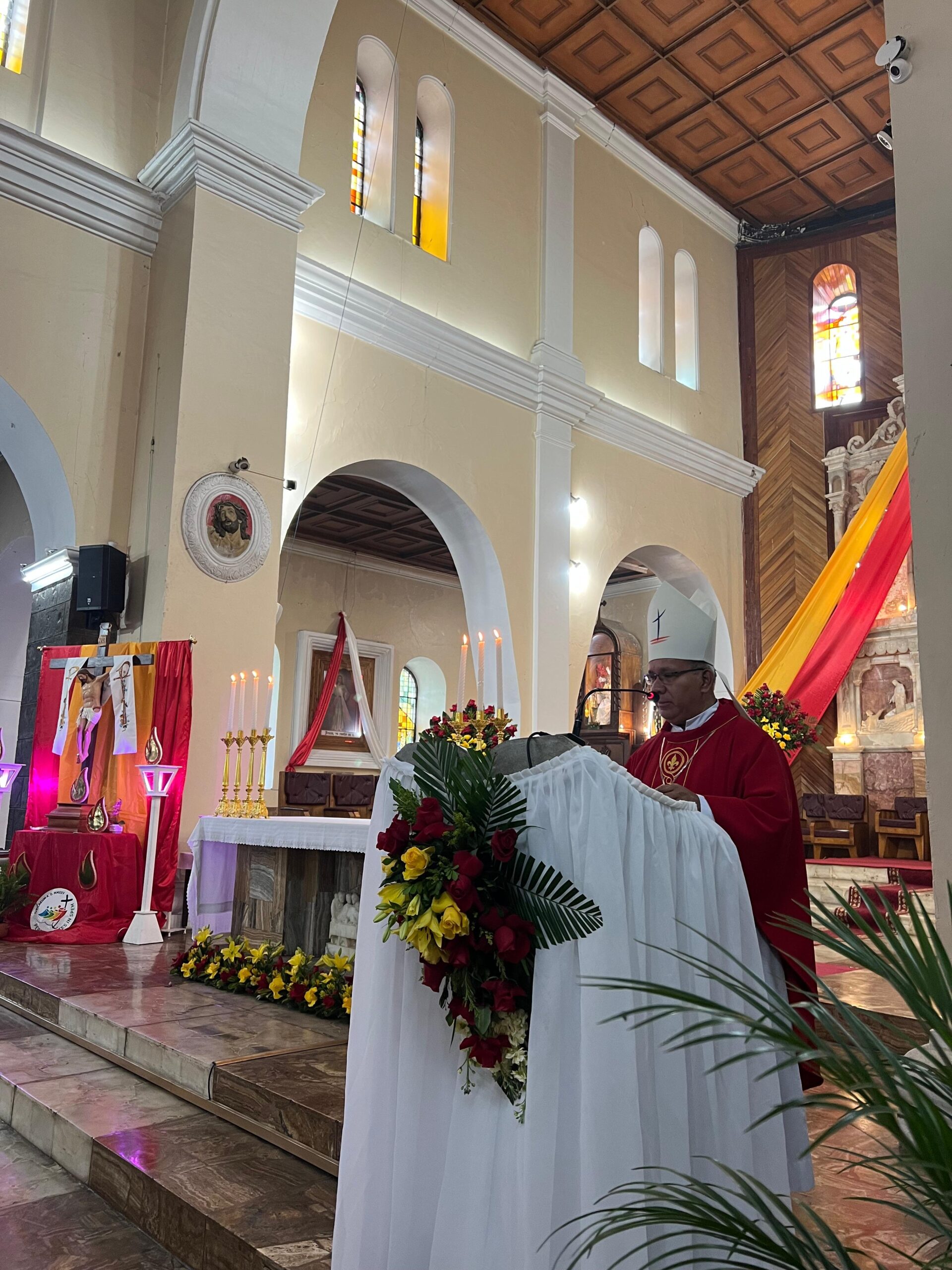 Jóvenes reciben el Sacramento de la Confirmación en la Catedral de Guaranda