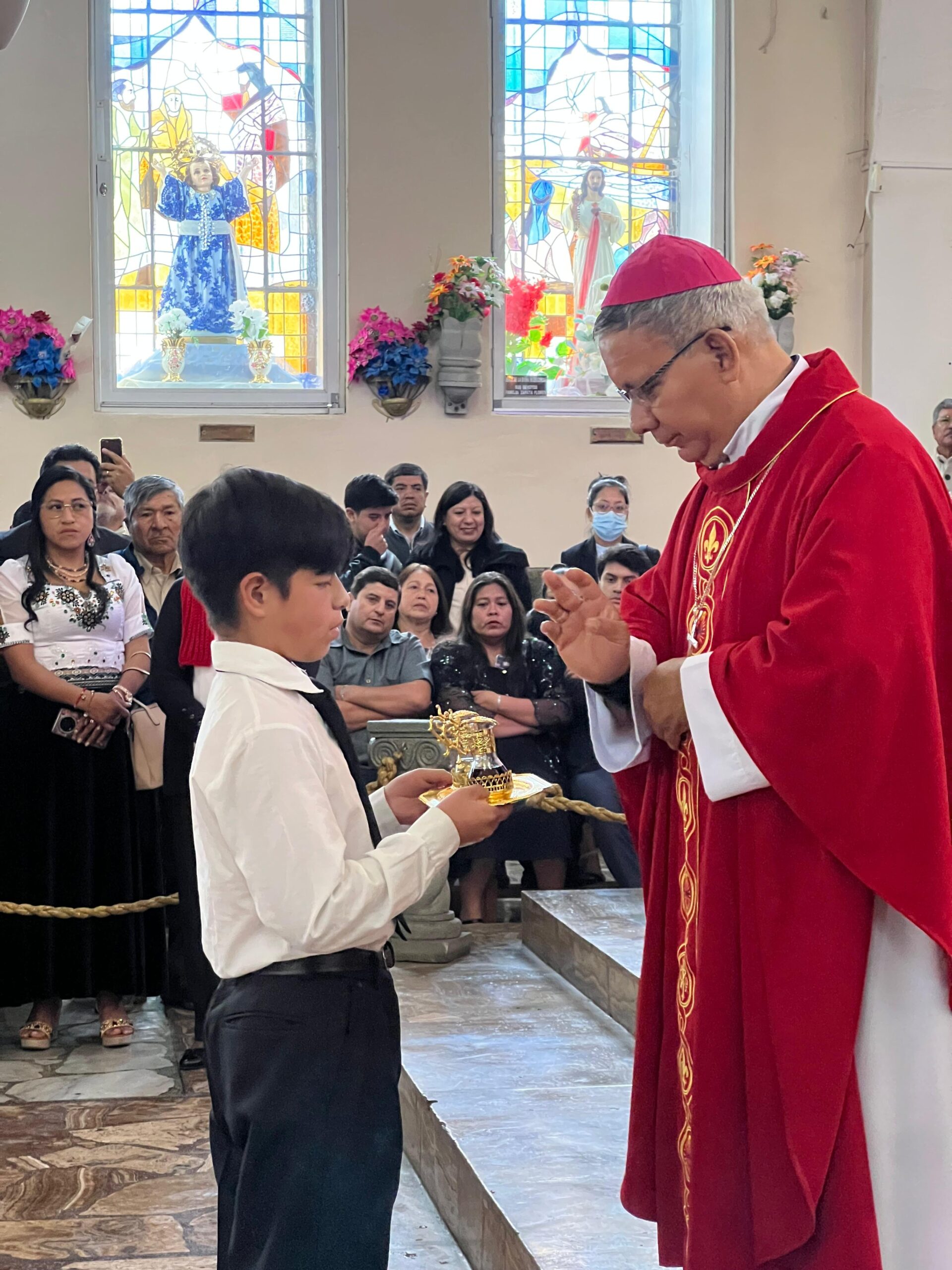 Jóvenes reciben el Sacramento de la Confirmación en la Catedral de Guaranda
