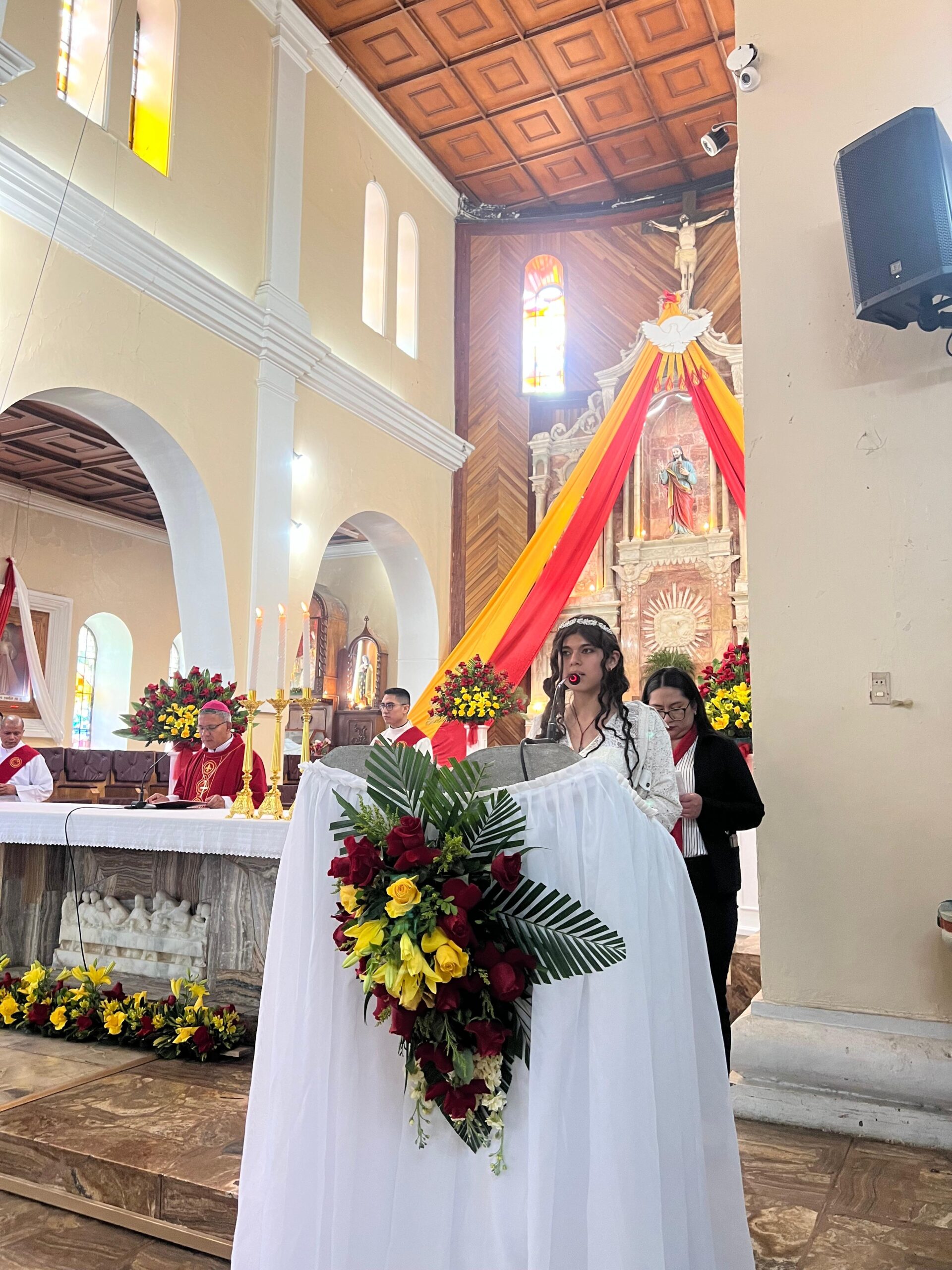 Jóvenes reciben el Sacramento de la Confirmación en la Catedral de Guaranda