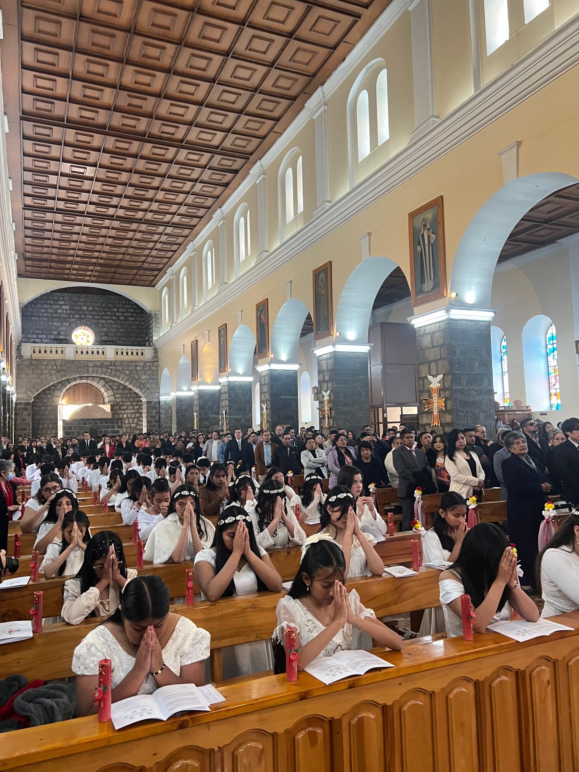 Jóvenes reciben el Sacramento de la Confirmación en la Catedral de Guaranda