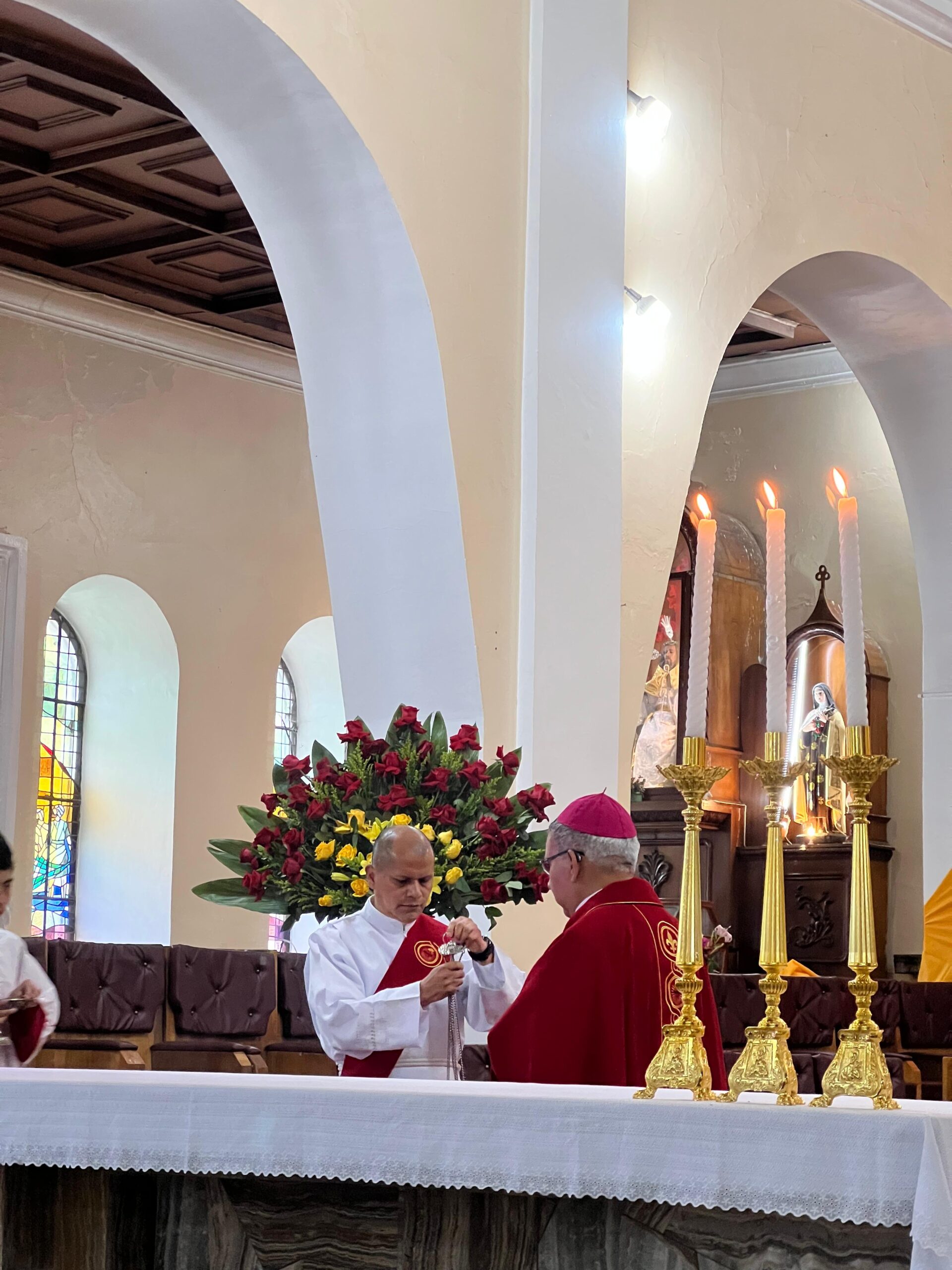 Jóvenes reciben el Sacramento de la Confirmación en la Catedral de Guaranda