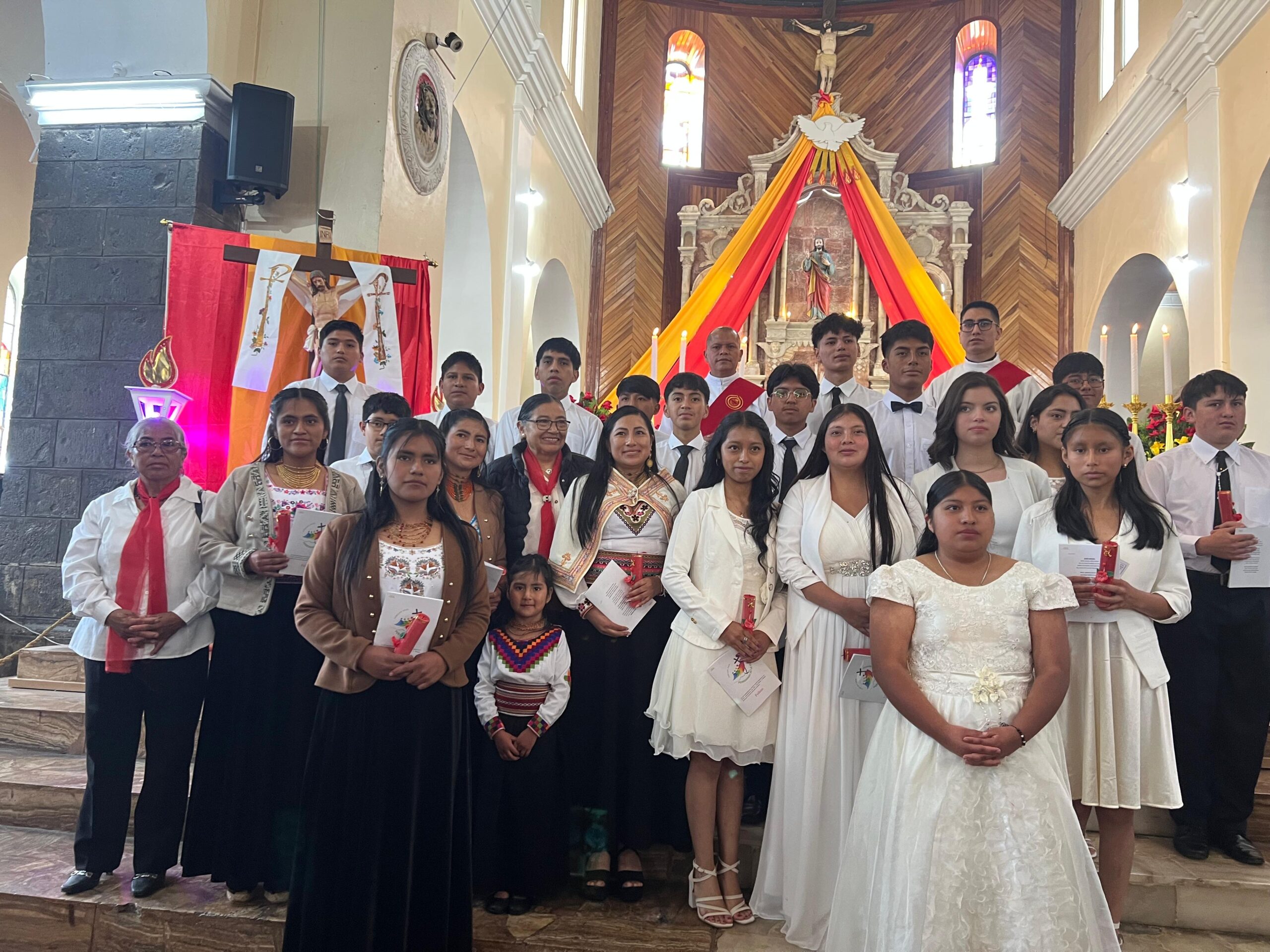 Jóvenes reciben el Sacramento de la Confirmación en la Catedral de Guaranda