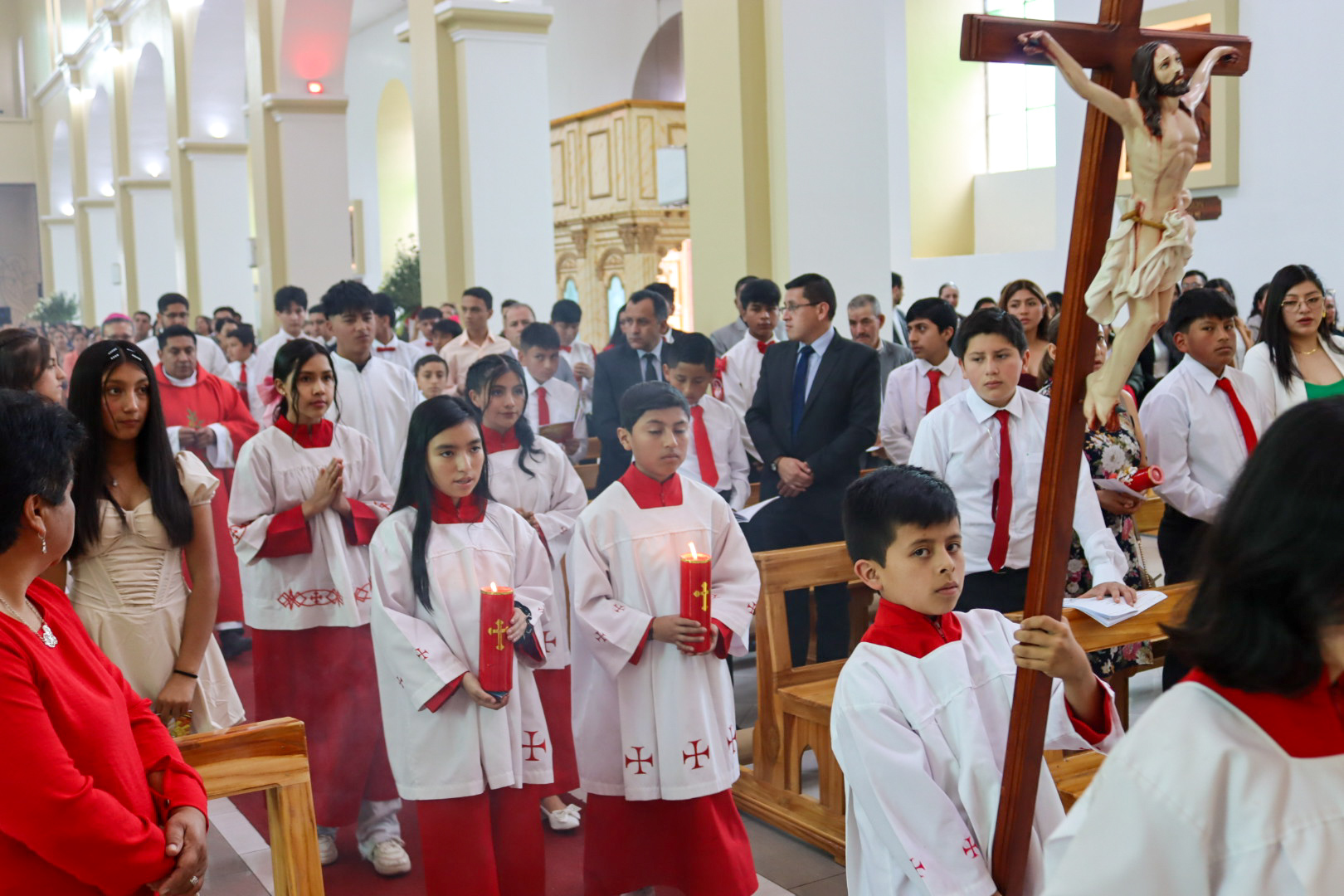 El Espíritu Santo en medio de su pueblo: 61 adolescentes fueron confirmados en la parroquia Arcángel San Miguel