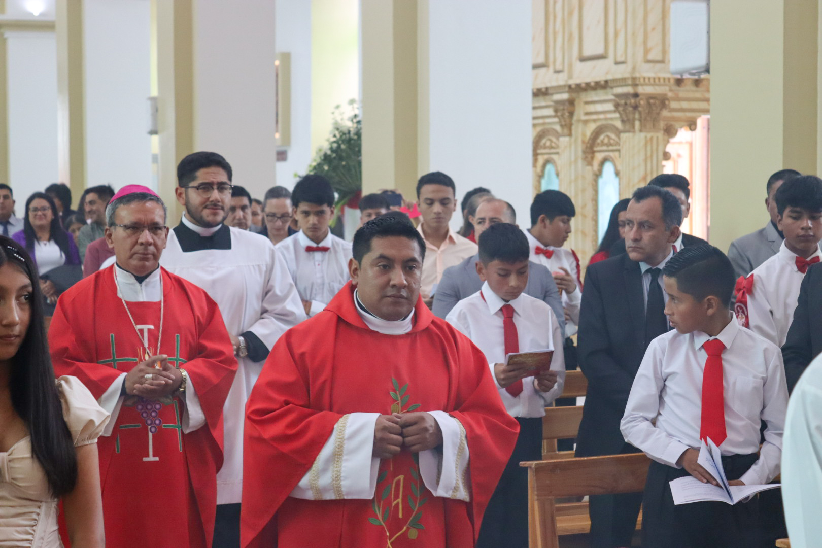 El Espíritu Santo en medio de su pueblo: 61 adolescentes fueron confirmados en la parroquia Arcángel San Miguel