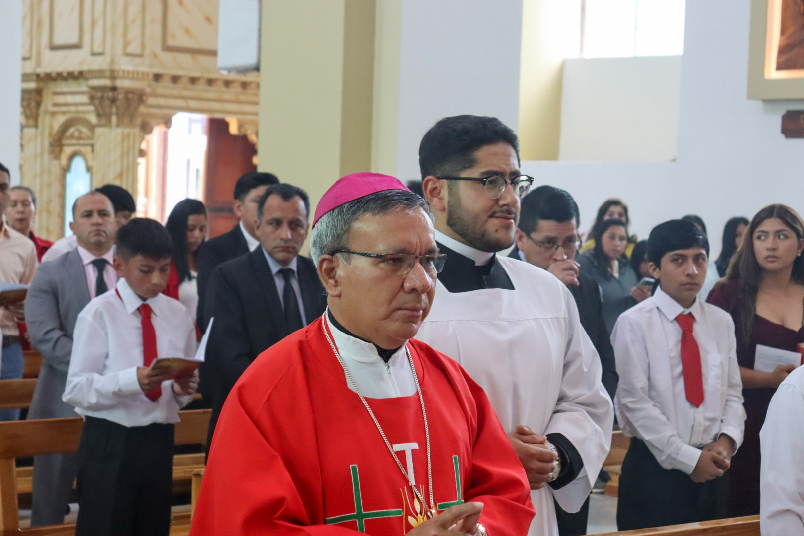 El Espíritu Santo en medio de su pueblo: 61 adolescentes fueron confirmados en la parroquia Arcángel San Miguel