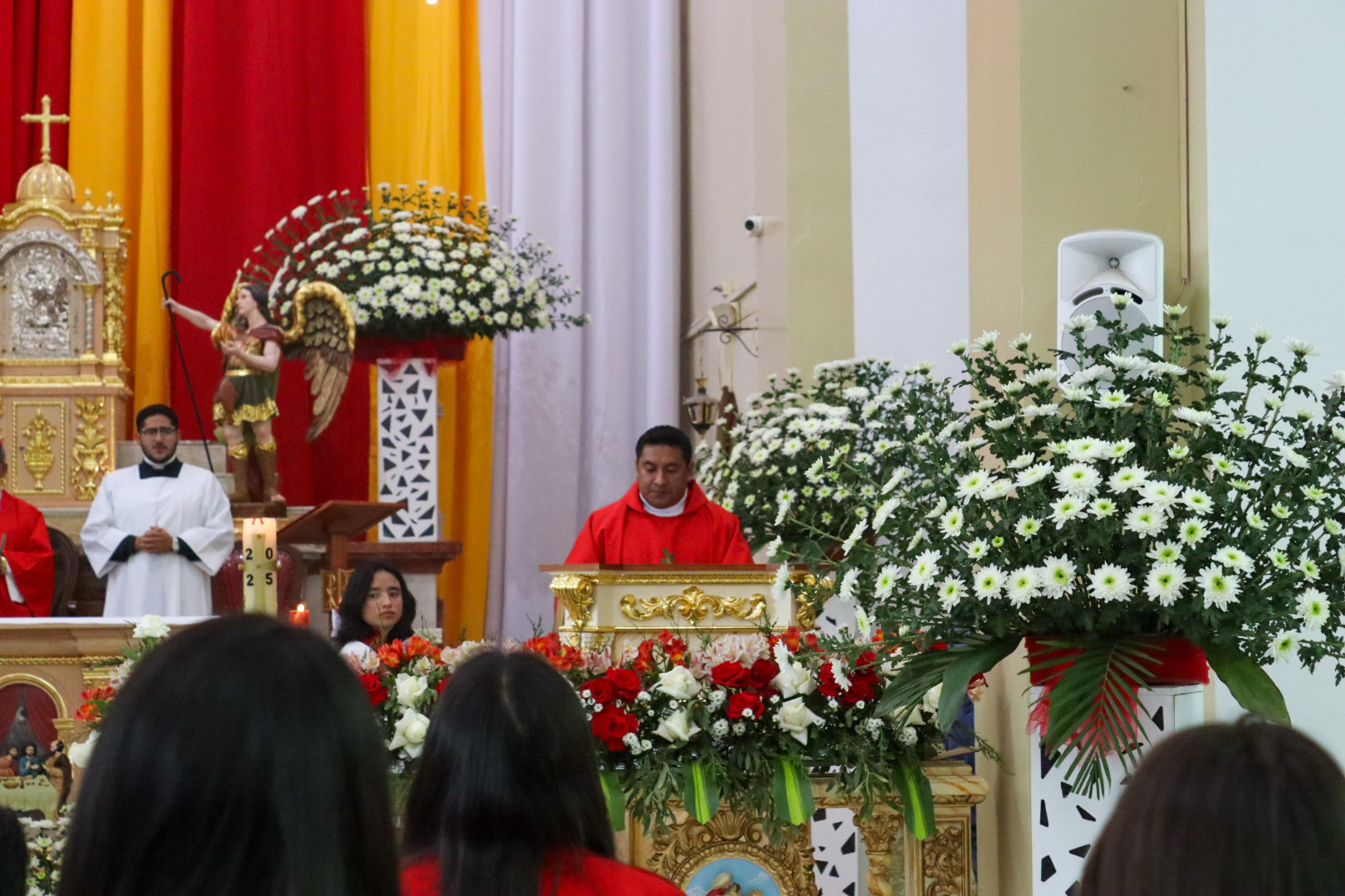 El Espíritu Santo en medio de su pueblo: 61 adolescentes fueron confirmados en la parroquia Arcángel San Miguel