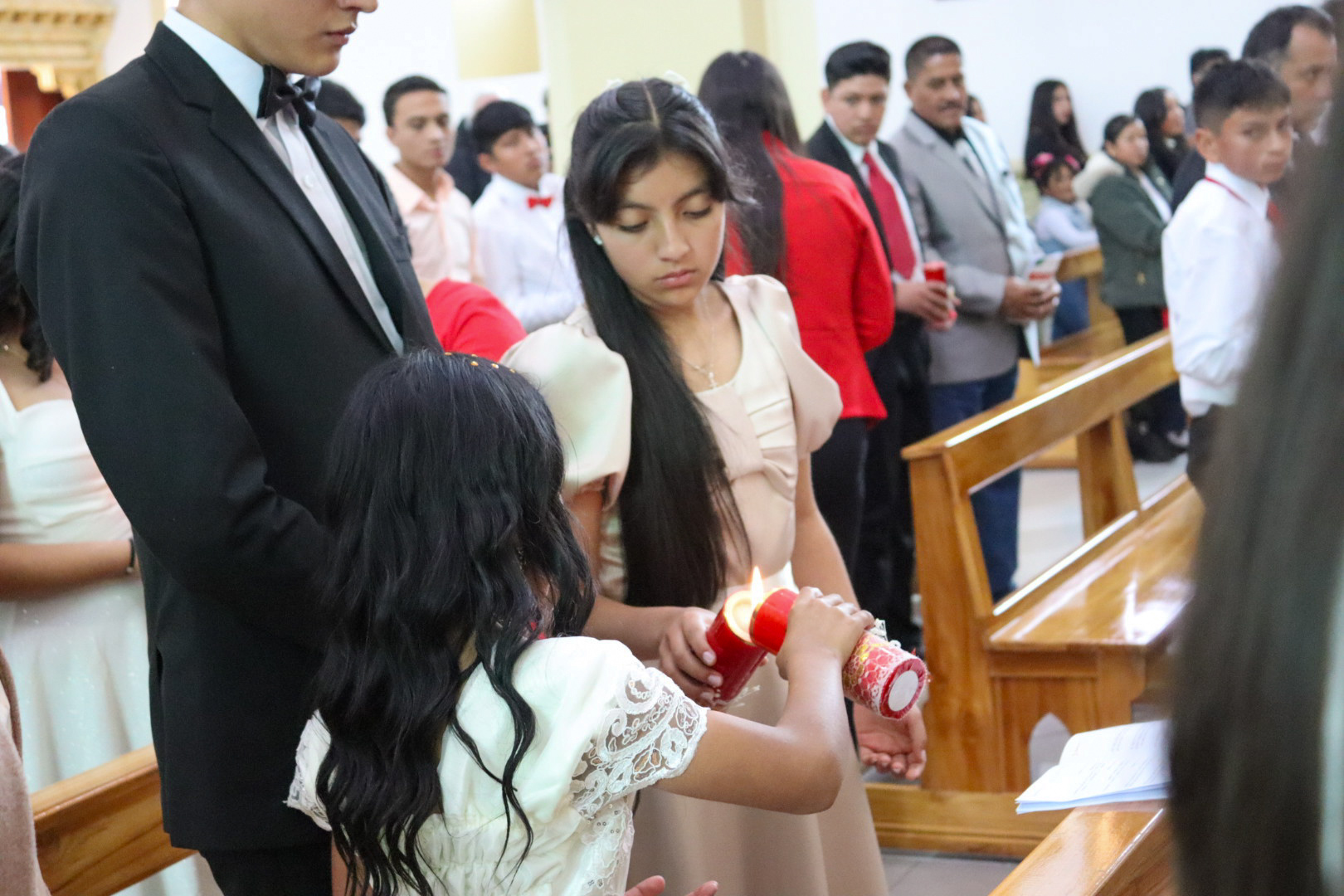 El Espíritu Santo en medio de su pueblo: 61 adolescentes fueron confirmados en la parroquia Arcángel San Miguel