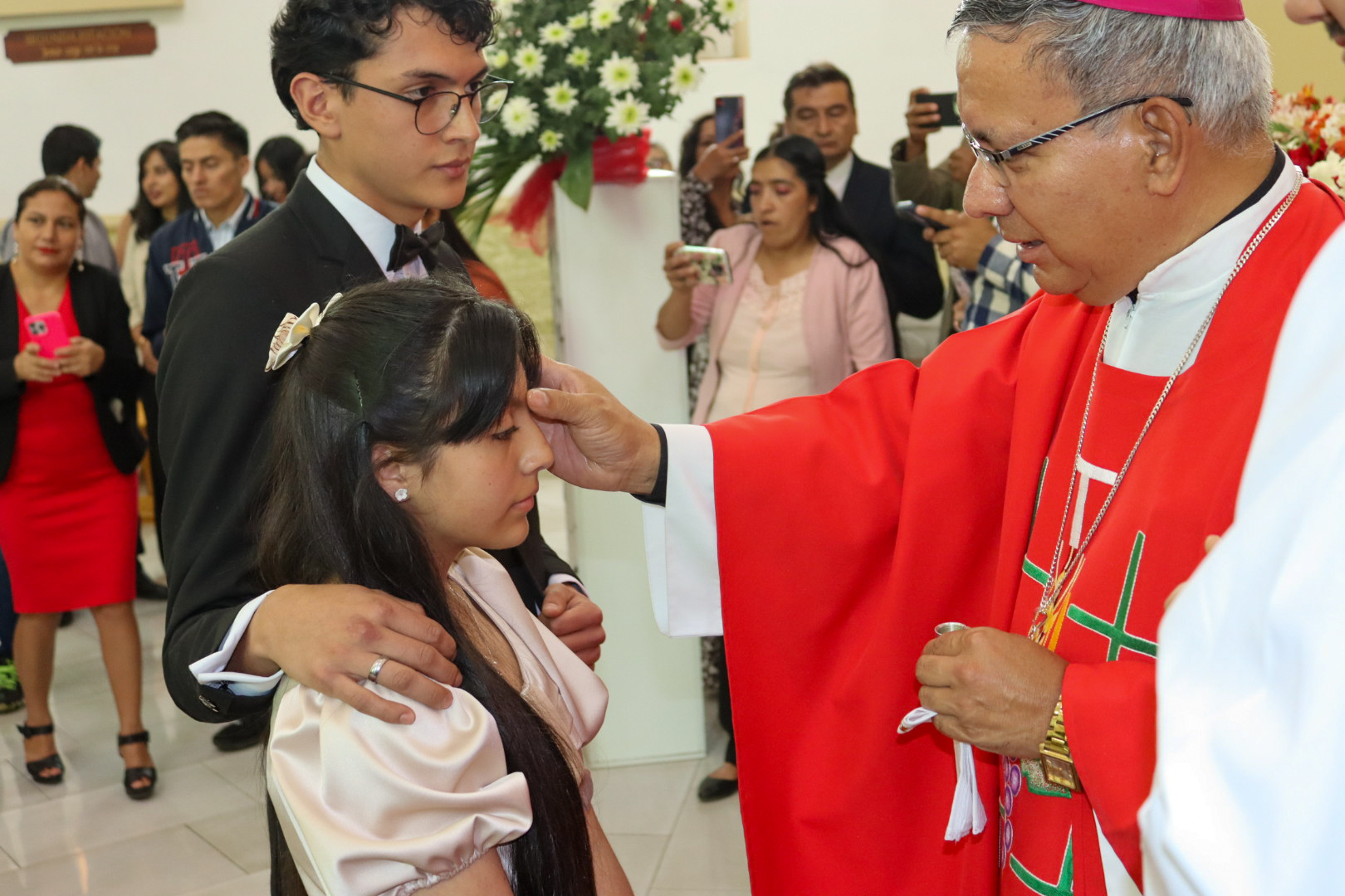 El Espíritu Santo en medio de su pueblo: 61 adolescentes fueron confirmados en la parroquia Arcángel San Miguel