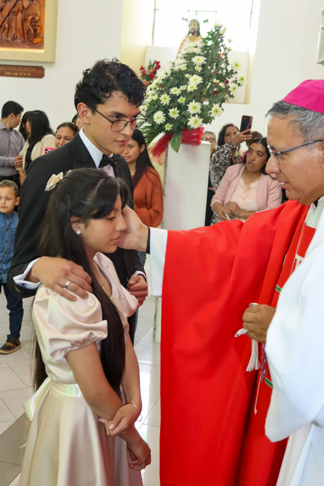 El Espíritu Santo en medio de su pueblo: 61 adolescentes fueron confirmados en la parroquia Arcángel San Miguel