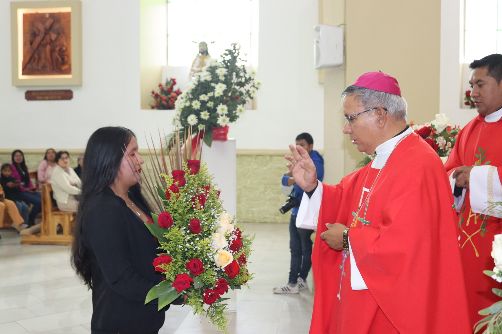 El Espíritu Santo en medio de su pueblo: 61 adolescentes fueron confirmados en la parroquia Arcángel San Miguel