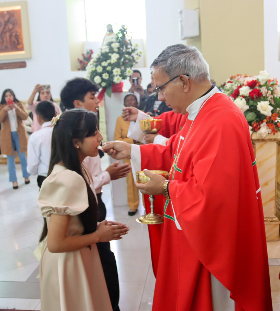 El Espíritu Santo en medio de su pueblo: 61 adolescentes fueron confirmados en la parroquia Arcángel San Miguel