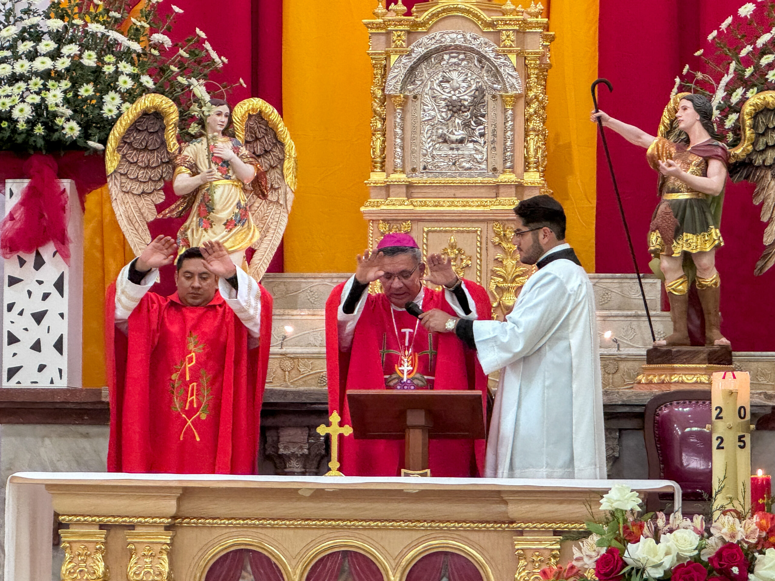 El Espíritu Santo en medio de su pueblo: 61 adolescentes fueron confirmados en la parroquia Arcángel San Miguel