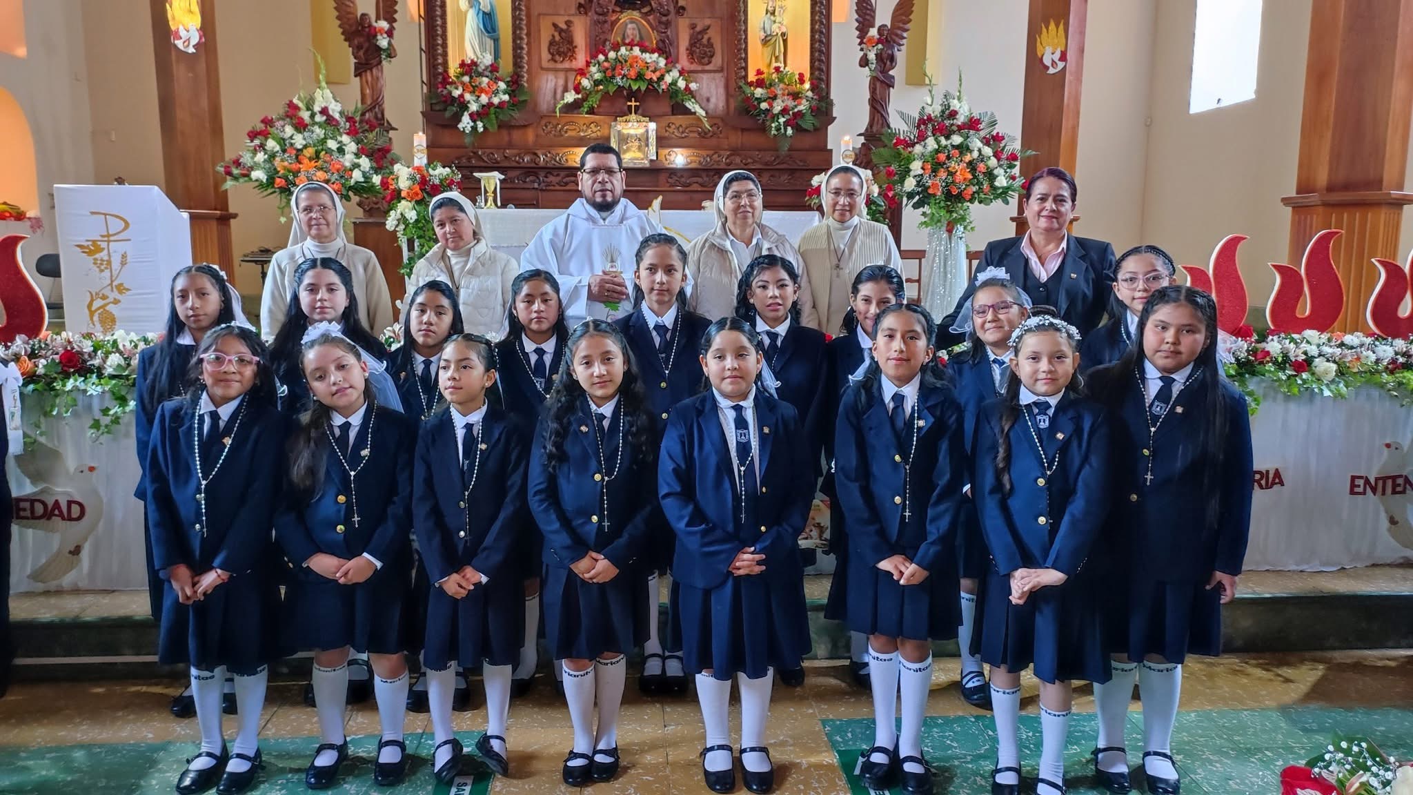 Jesús Eucaristía entra en sus corazones: Primeras Comuniones en la Unidad Educativa Santa Marianita de Jesús