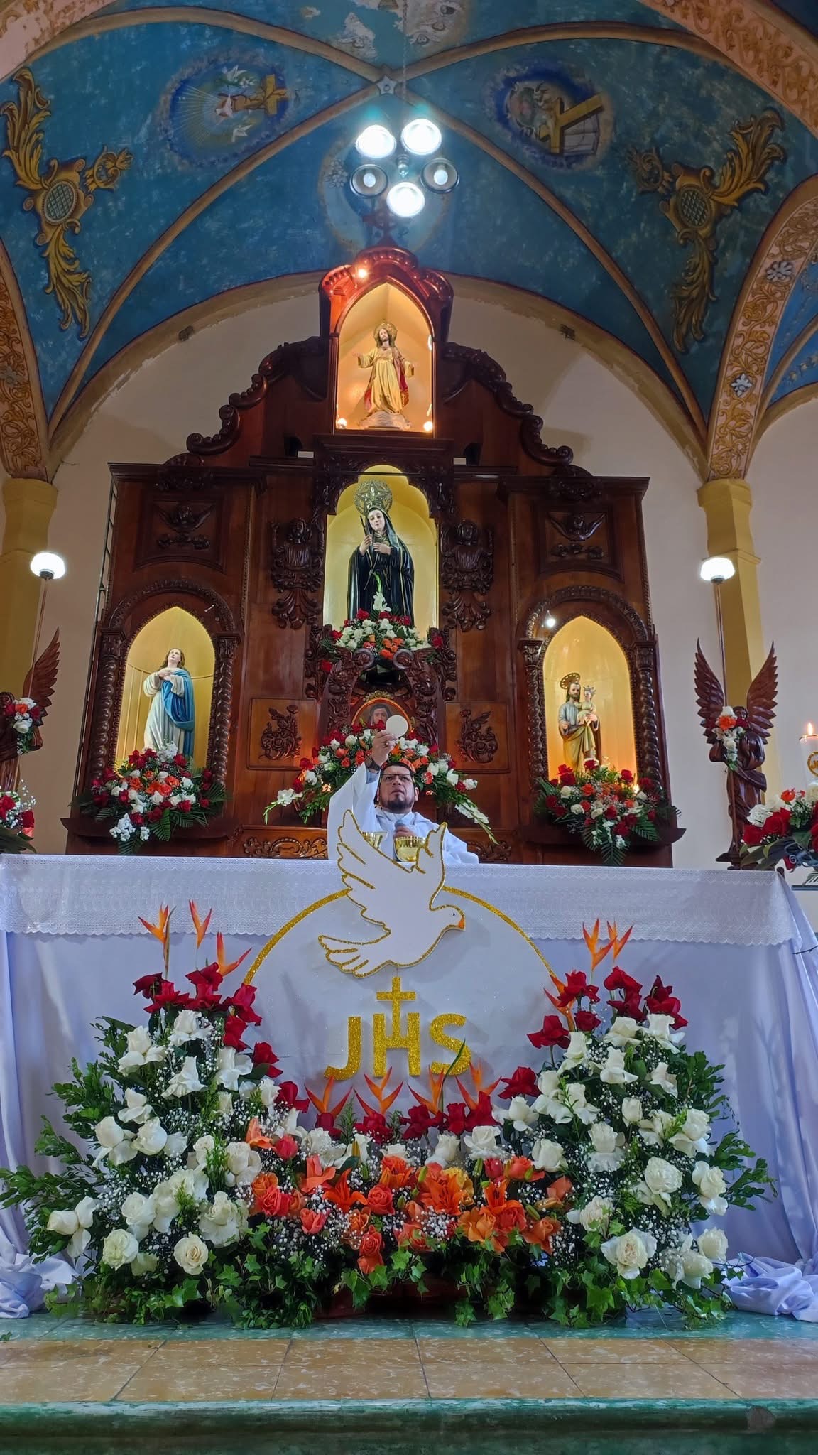 Jesús Eucaristía entra en sus corazones: Primeras Comuniones en la Unidad Educativa Santa Marianita de Jesús