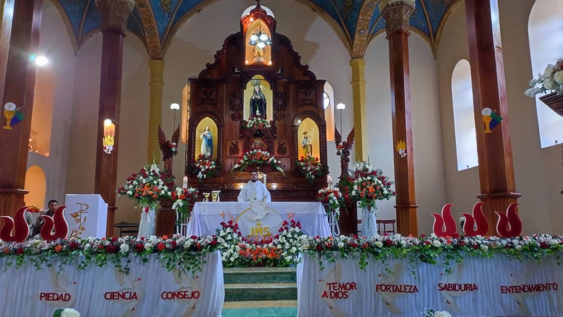 Jesús Eucaristía entra en sus corazones: Primeras Comuniones en la Unidad Educativa Santa Marianita de Jesús