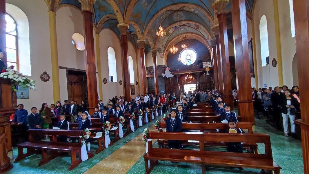 Jesús Eucaristía entra en sus corazones: Primeras Comuniones en la Unidad Educativa Santa Marianita de Jesús