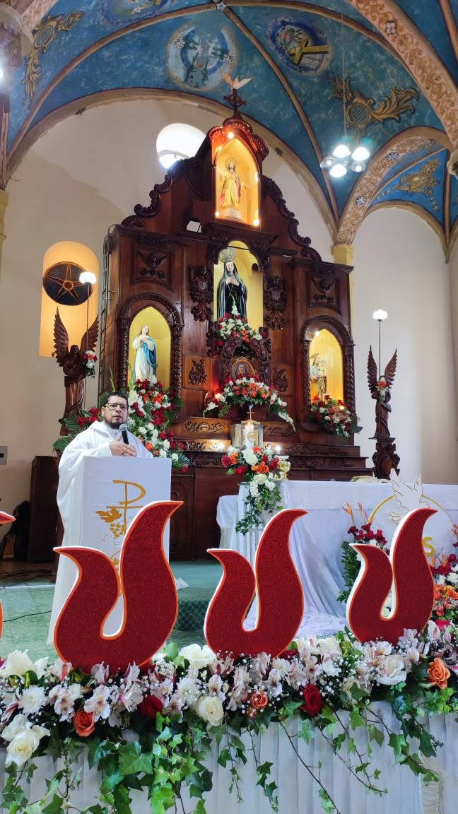 Jesús Eucaristía entra en sus corazones: Primeras Comuniones en la Unidad Educativa Santa Marianita de Jesús