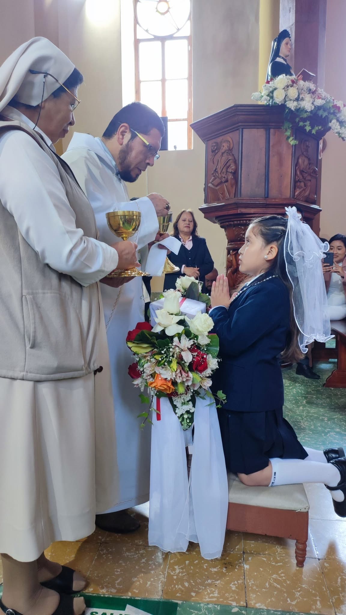 Jesús Eucaristía entra en sus corazones: Primeras Comuniones en la Unidad Educativa Santa Marianita de Jesús