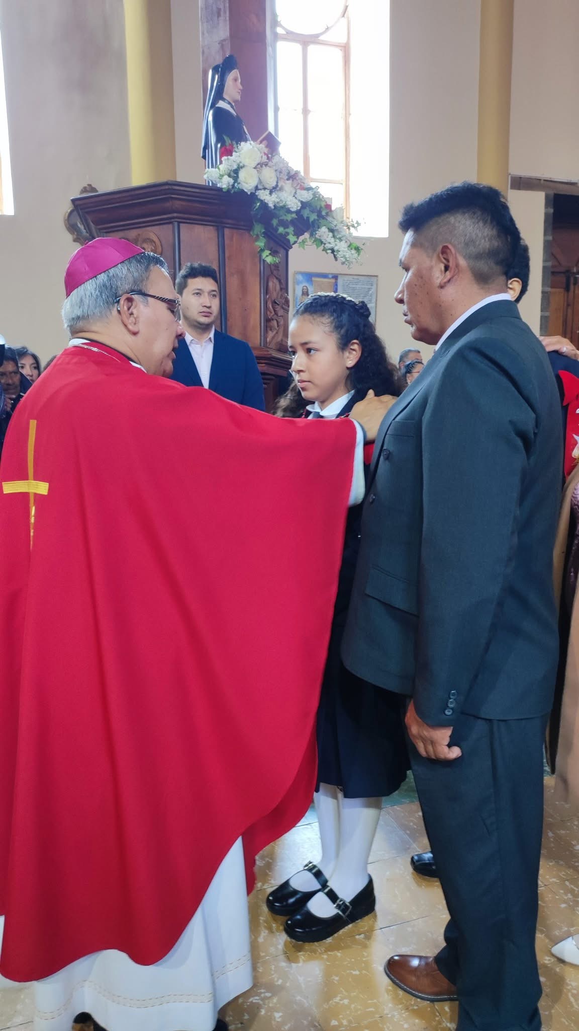 El Espíritu Santo guía a los jóvenes: Confirmaciones en la Unidad Educativa Santa Marianita de Jesús