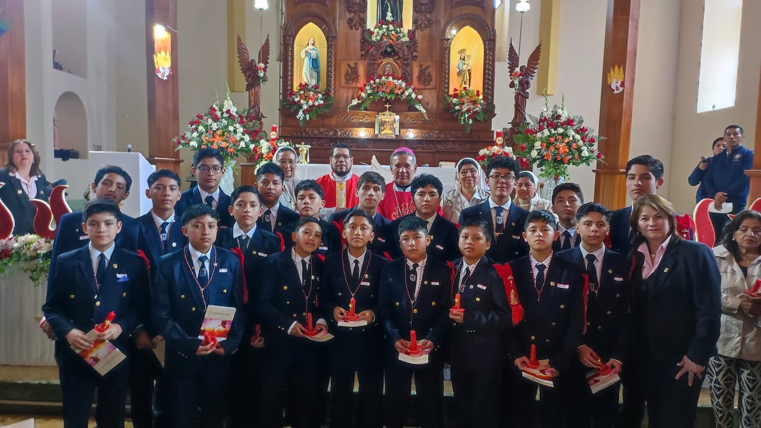 El Espíritu Santo guía a los jóvenes: Confirmaciones en la Unidad Educativa Santa Marianita de Jesús