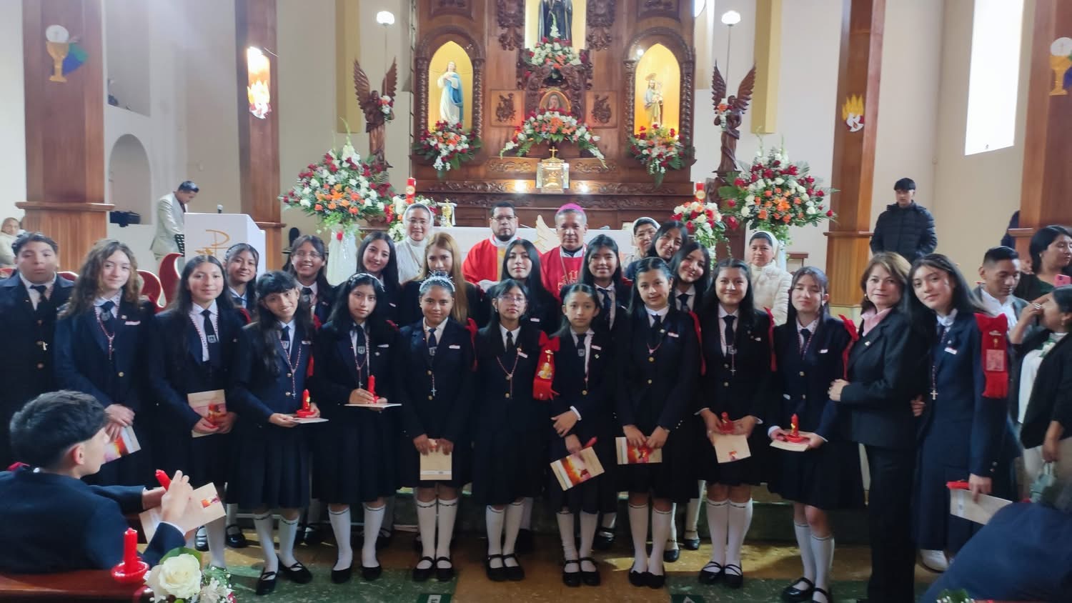 El Espíritu Santo guía a los jóvenes: Confirmaciones en la Unidad Educativa Santa Marianita de Jesús