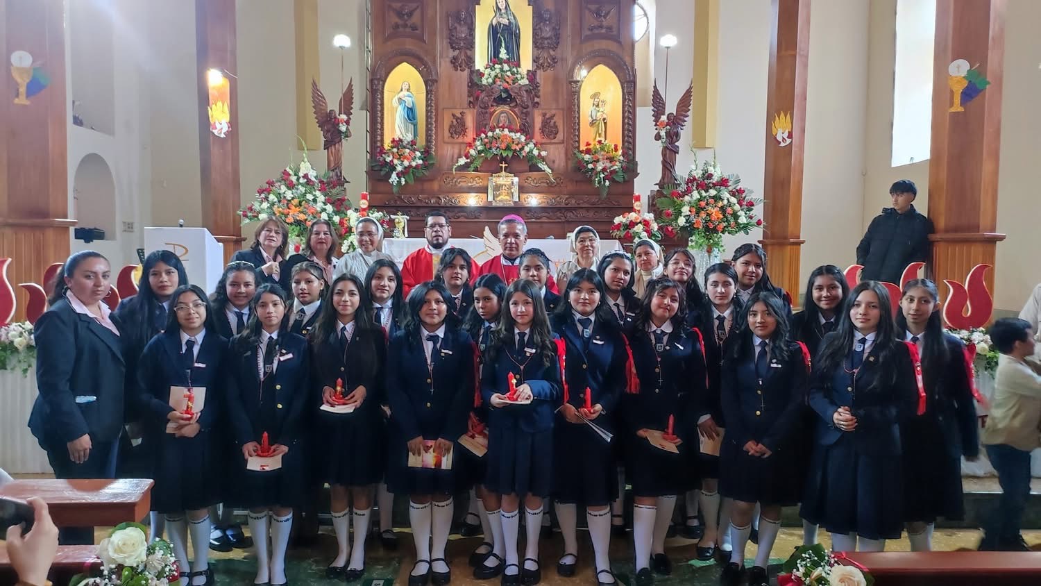 El Espíritu Santo guía a los jóvenes: Confirmaciones en la Unidad Educativa Santa Marianita de Jesús