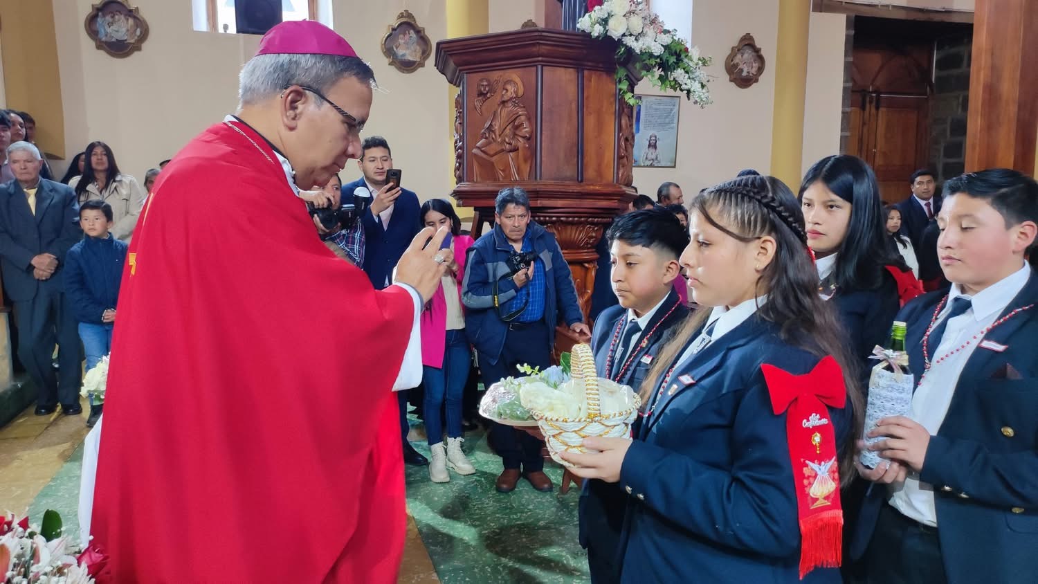 El Espíritu Santo guía a los jóvenes: Confirmaciones en la Unidad Educativa Santa Marianita de Jesús