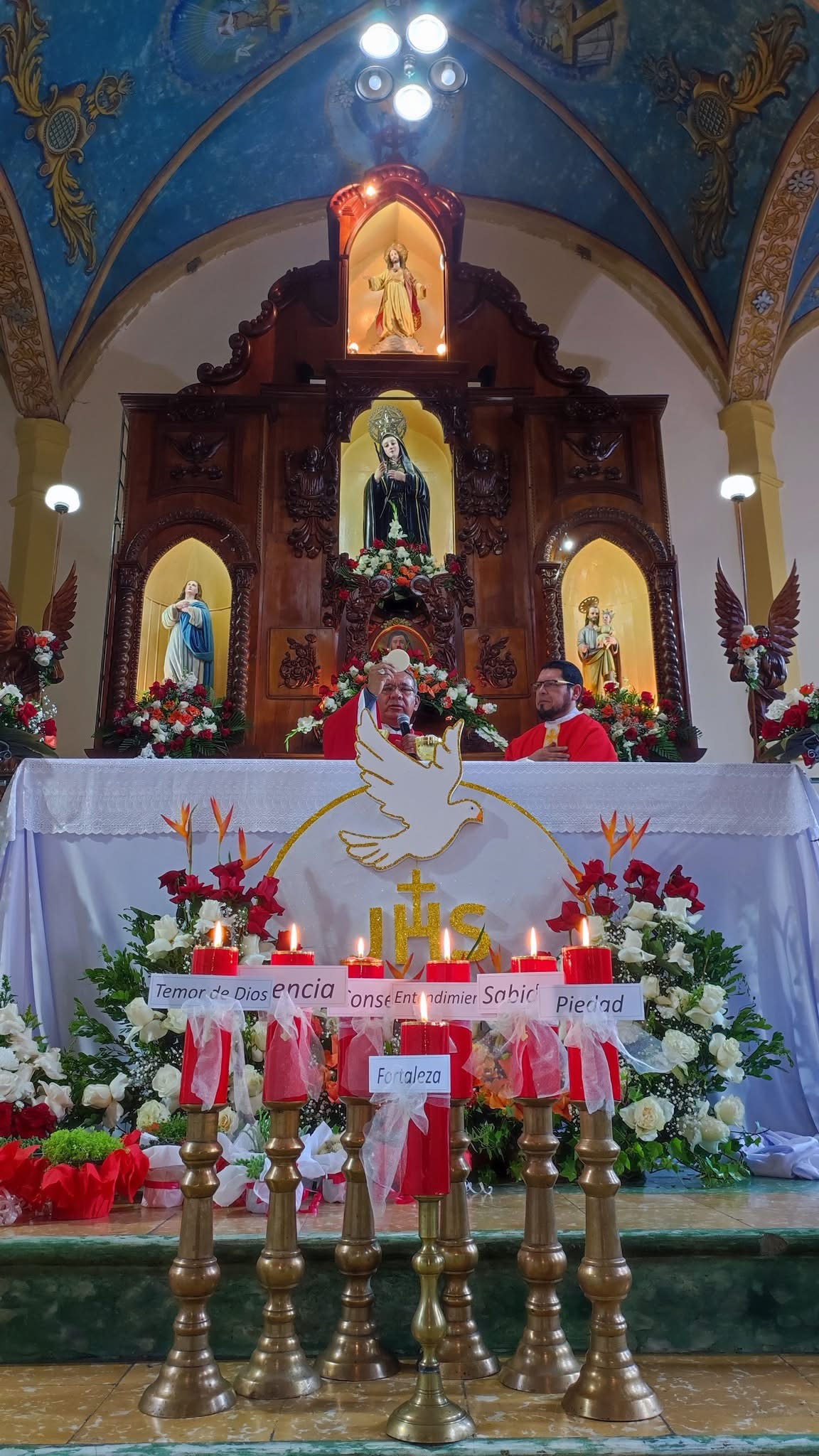 El Espíritu Santo guía a los jóvenes: Confirmaciones en la Unidad Educativa Santa Marianita de Jesús