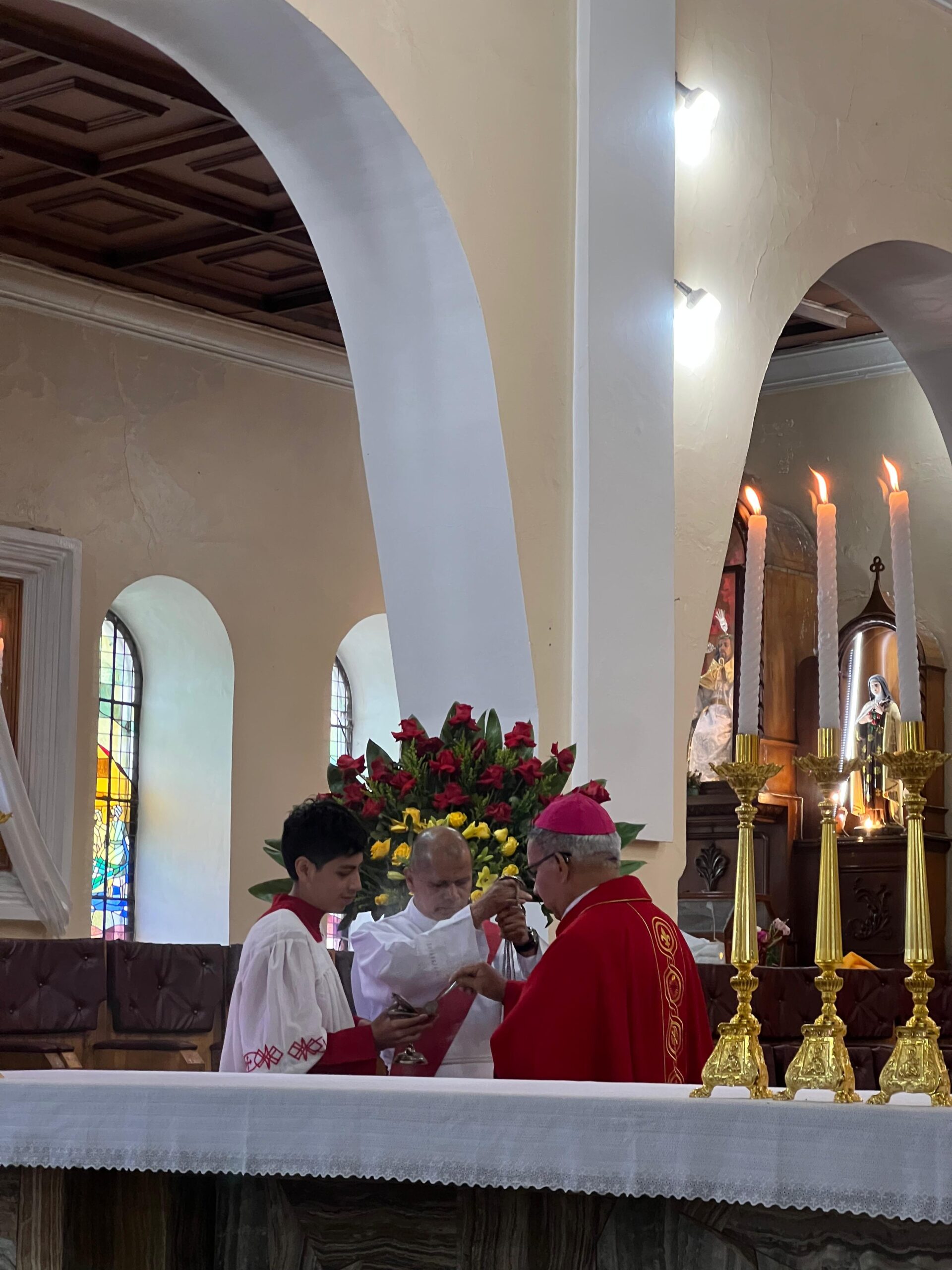 Jóvenes reciben el Sacramento de la Confirmación en la Catedral de Guaranda