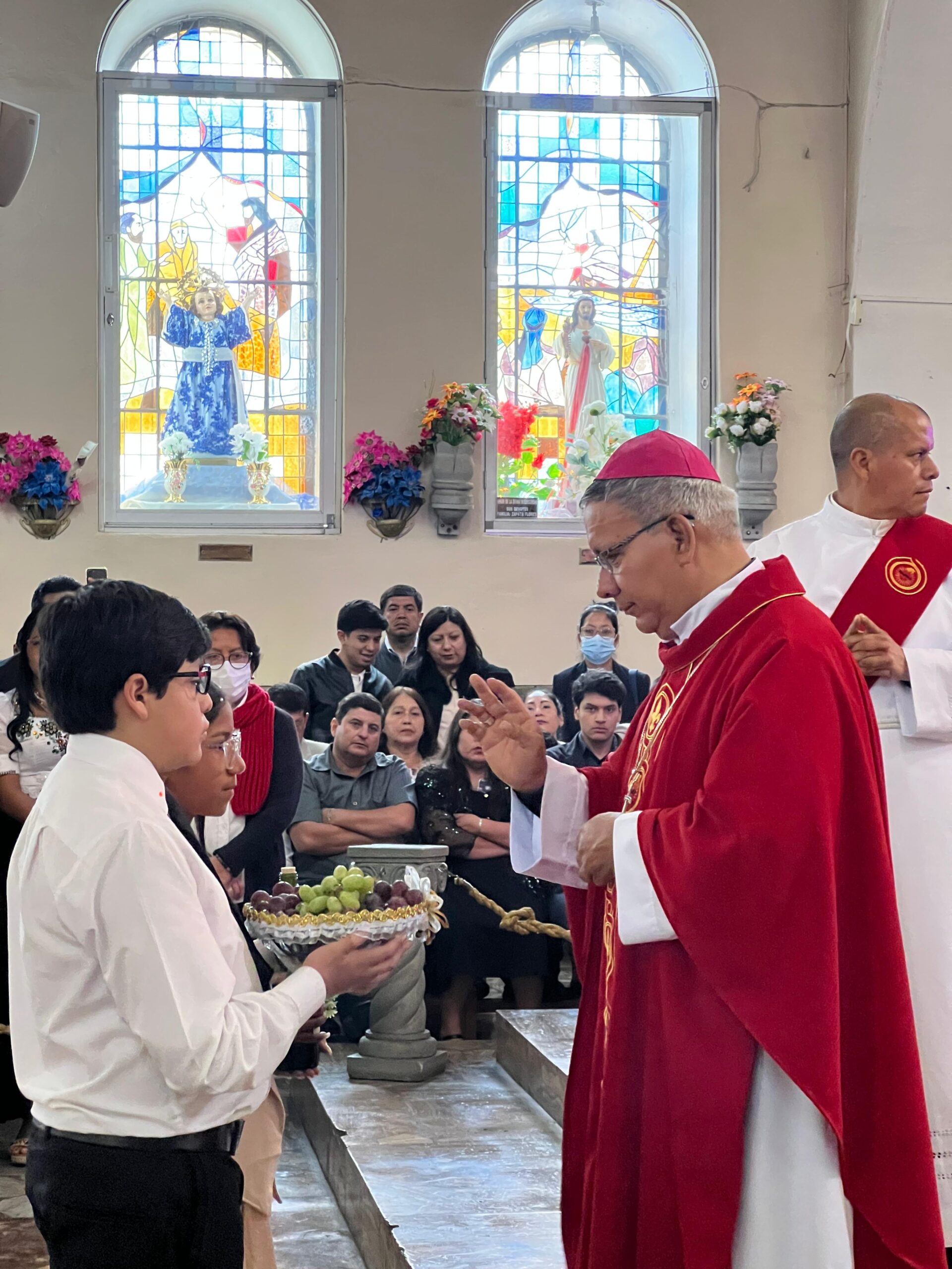 Jóvenes reciben el Sacramento de la Confirmación en la Catedral de Guaranda