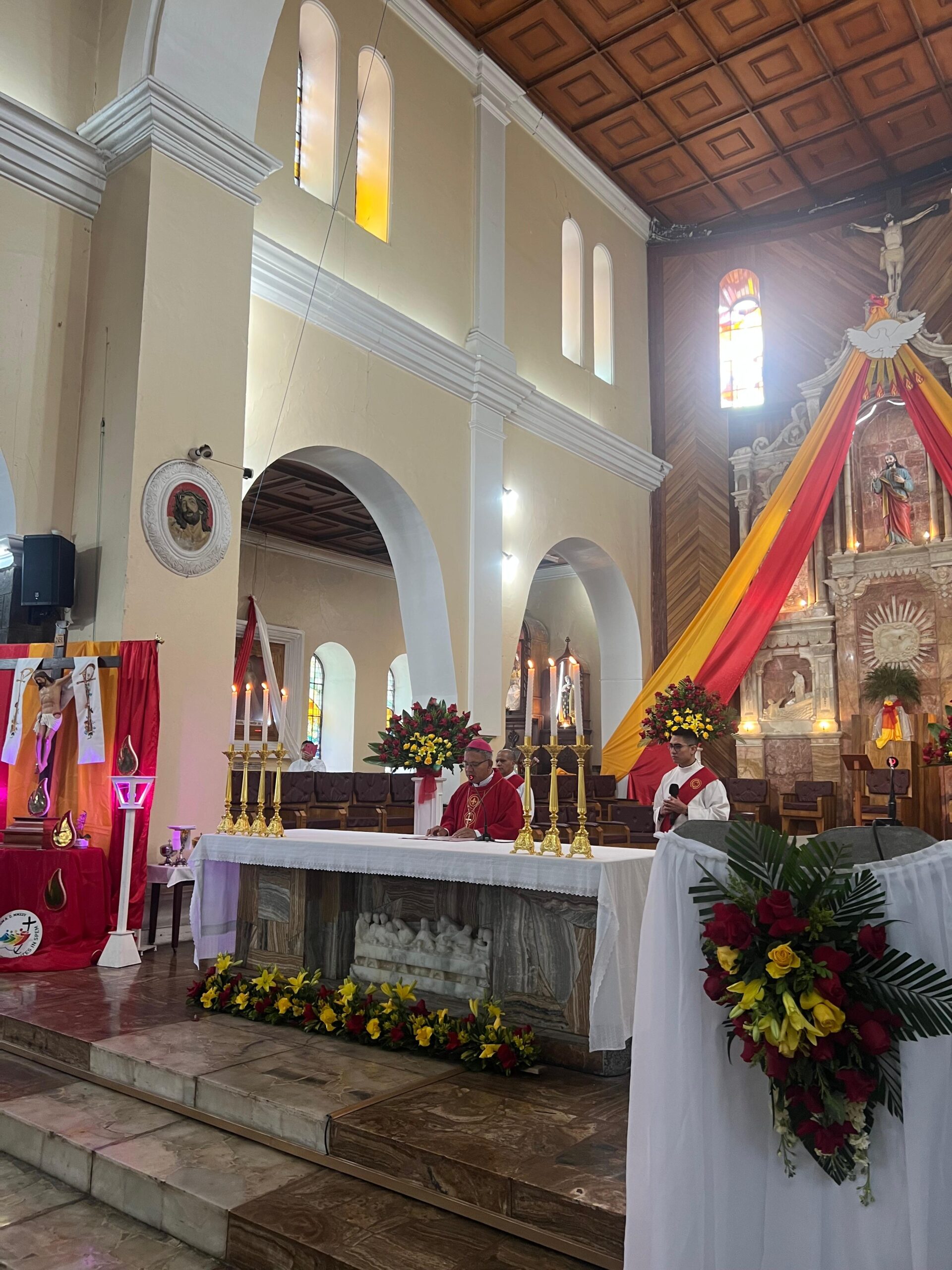 Jóvenes reciben el Sacramento de la Confirmación en la Catedral de Guaranda