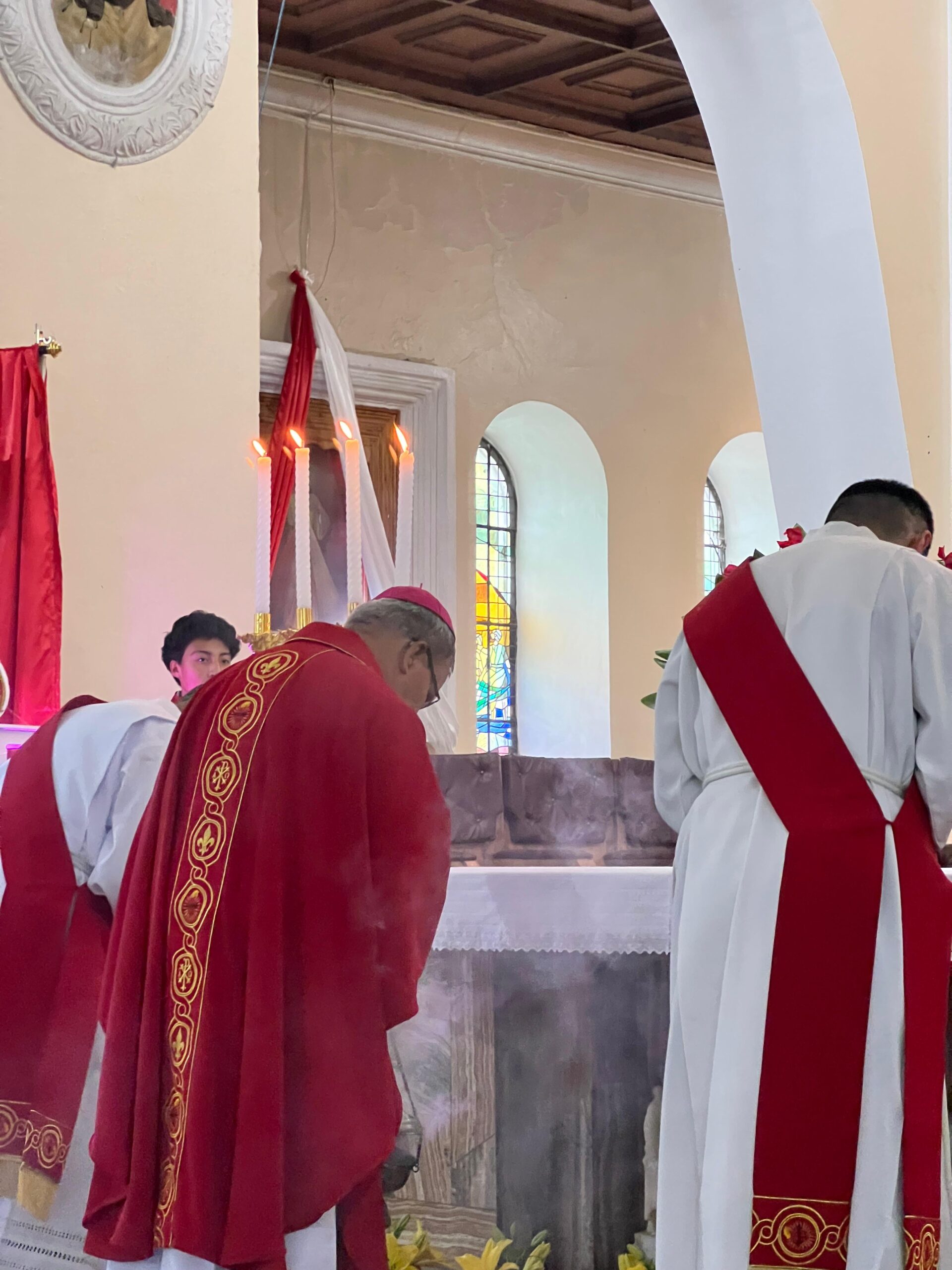Jóvenes reciben el Sacramento de la Confirmación en la Catedral de Guaranda