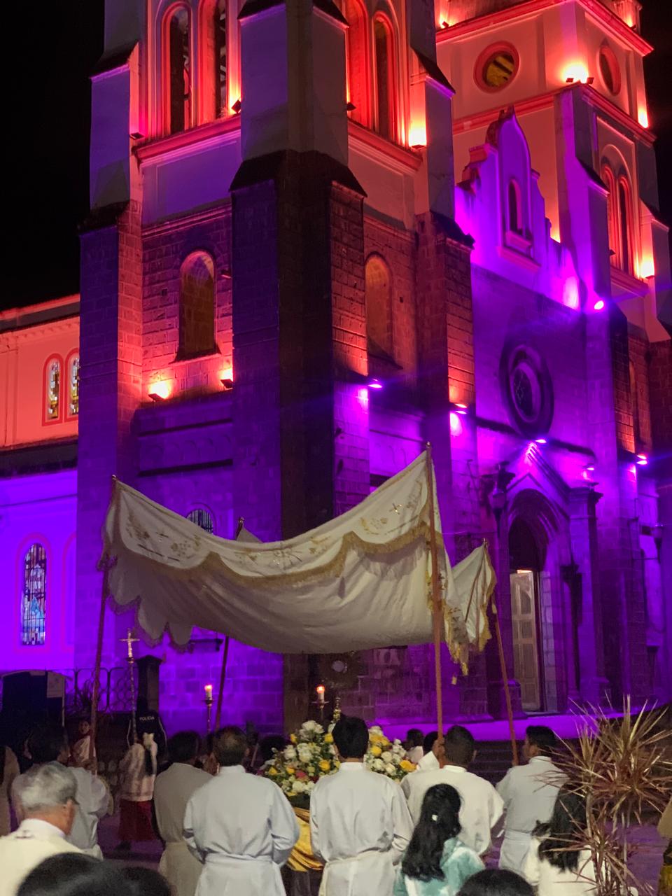 Guaranda celebró la Solemnidad de Corpus Christi con una luminosa procesión eucarística