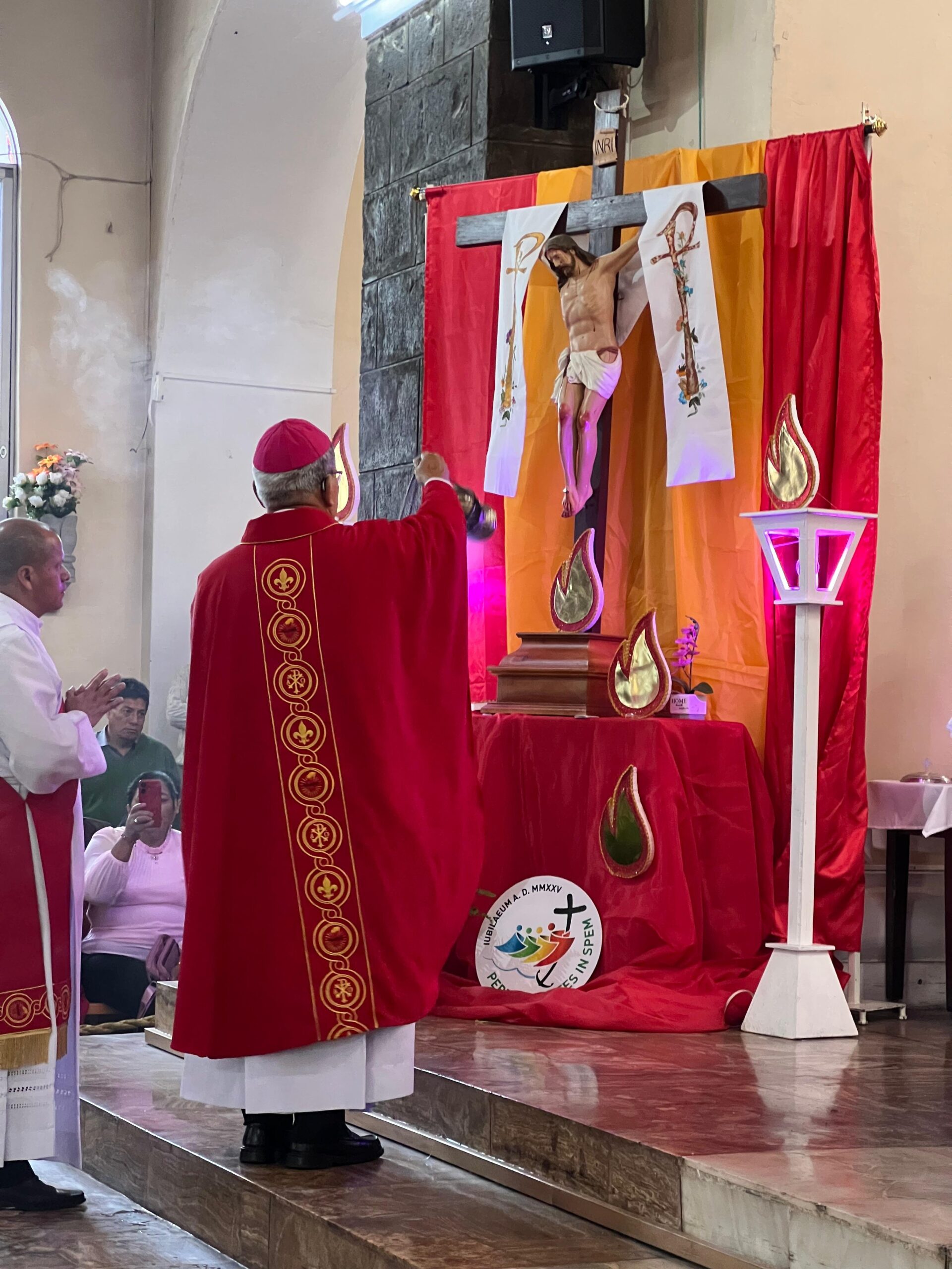 Jóvenes reciben el Sacramento de la Confirmación en la Catedral de Guaranda