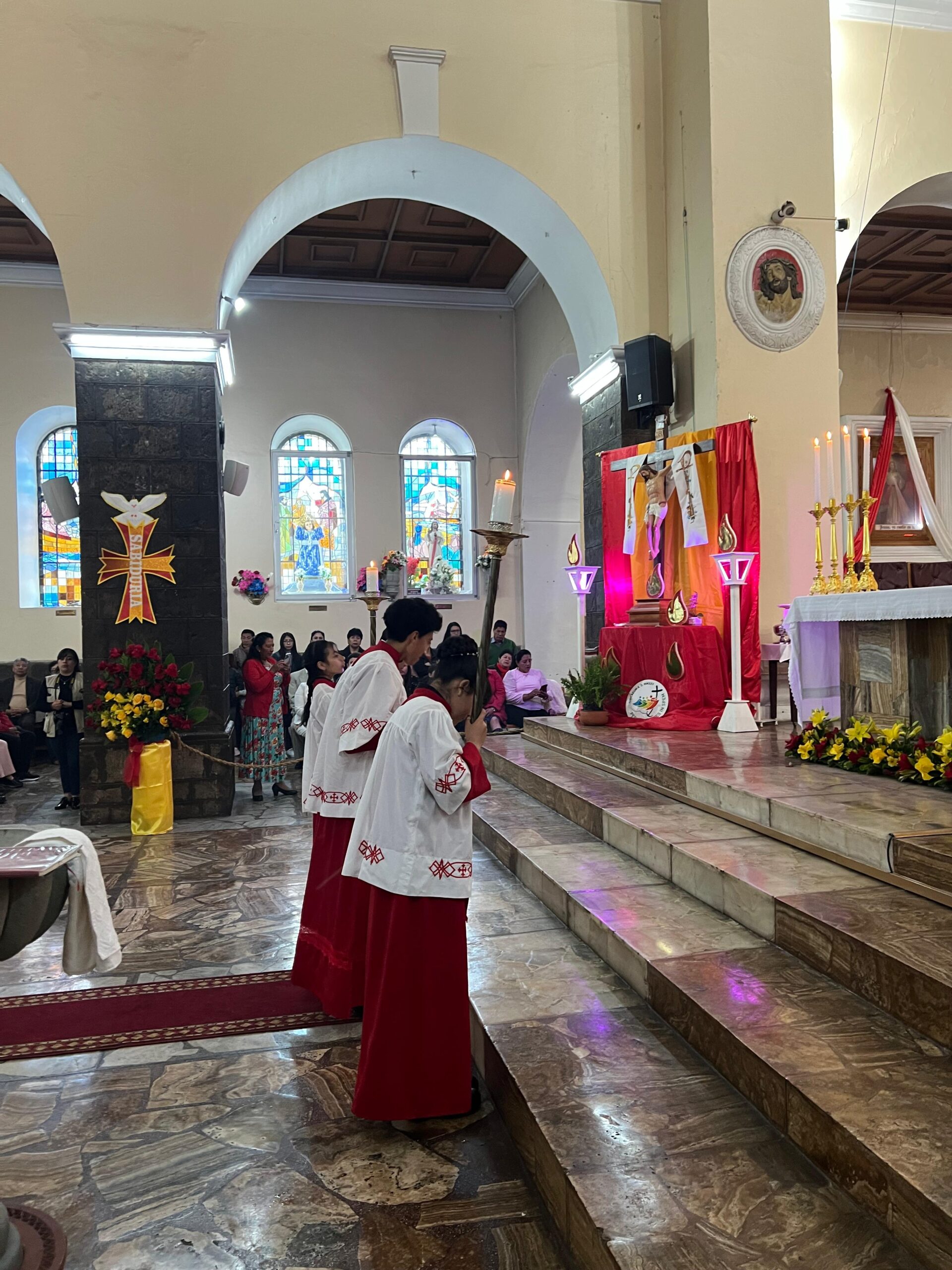 Jóvenes reciben el Sacramento de la Confirmación en la Catedral de Guaranda