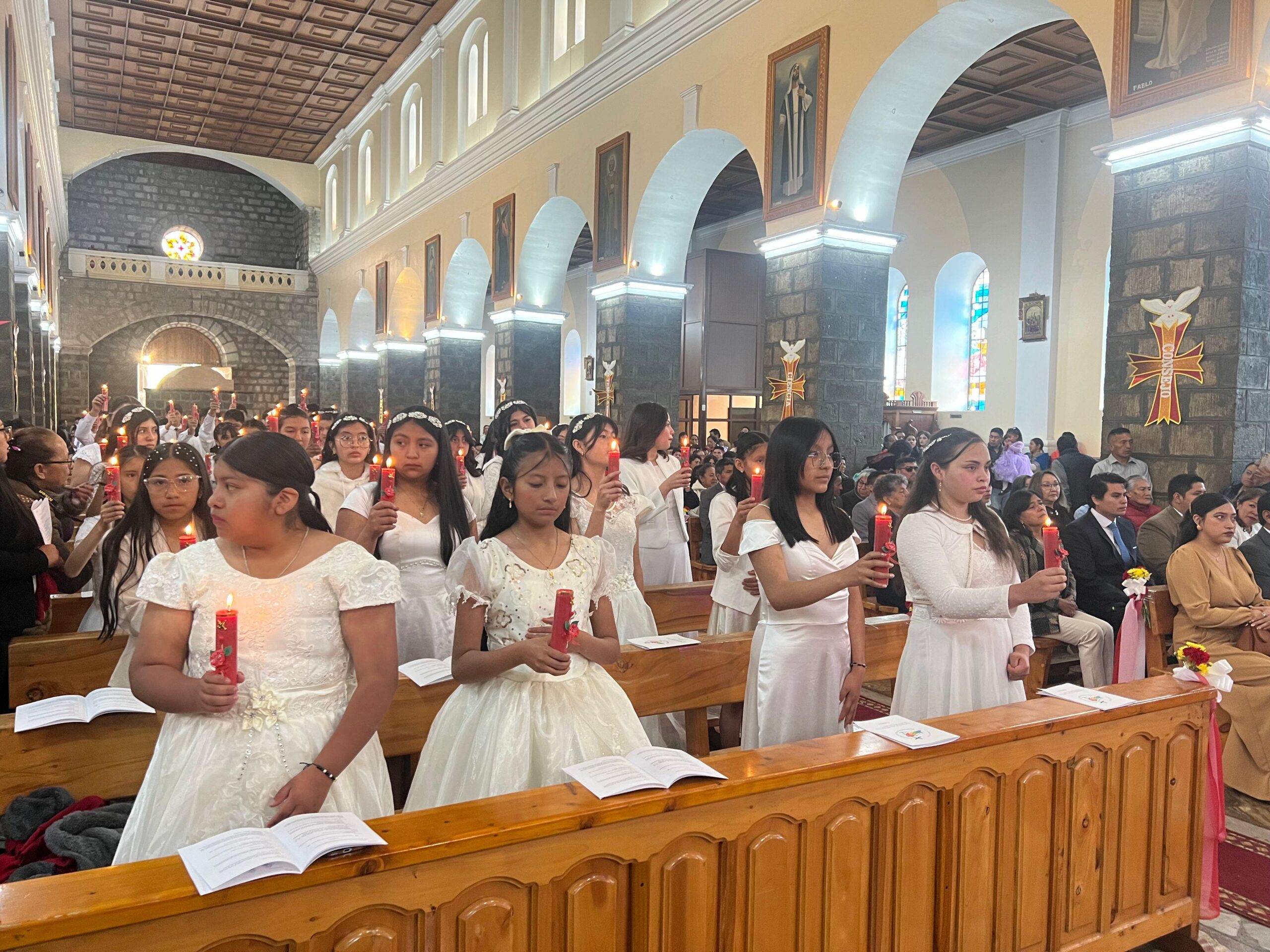 Jóvenes reciben el Sacramento de la Confirmación en la Catedral de Guaranda