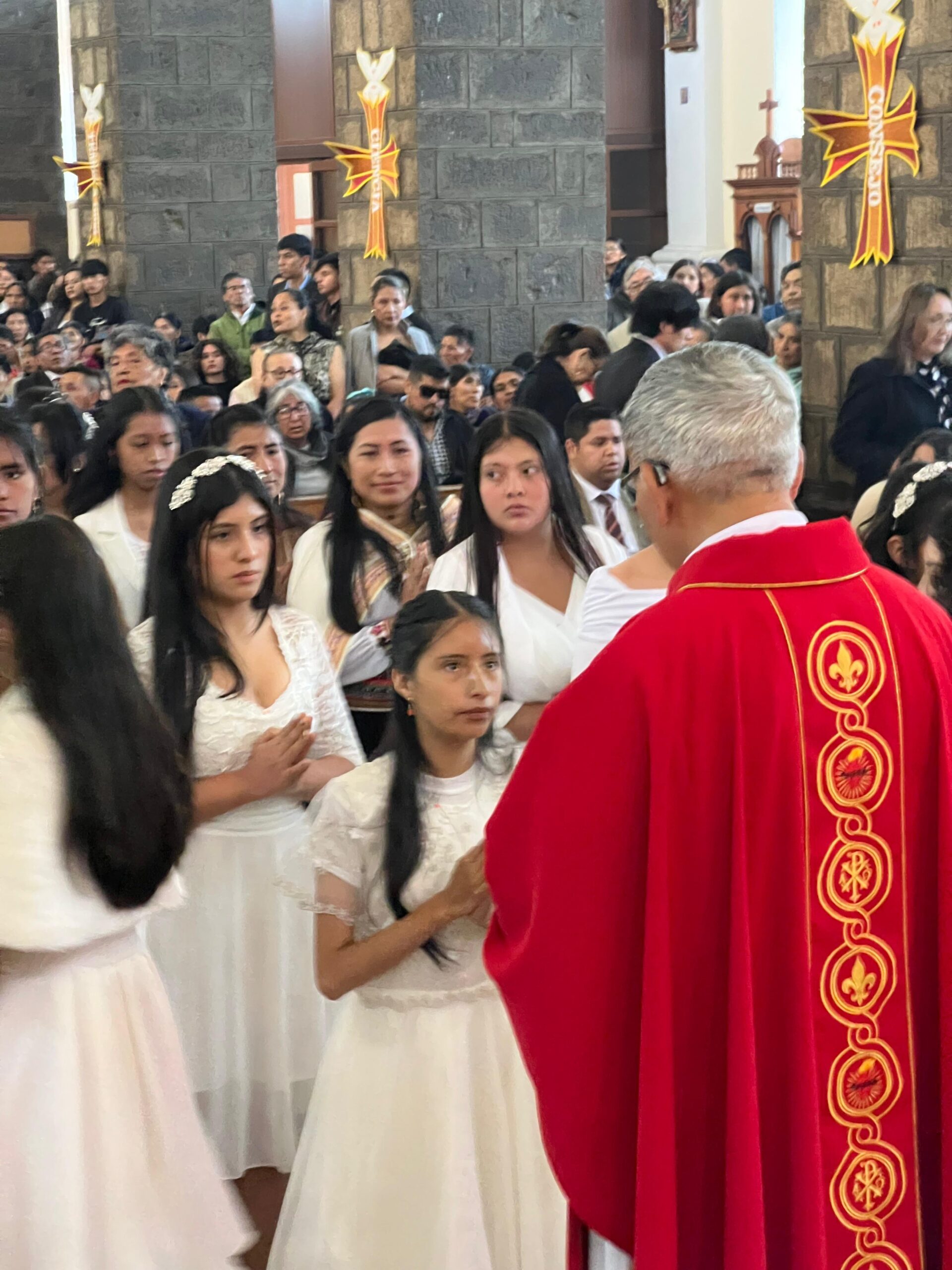 Jóvenes reciben el Sacramento de la Confirmación en la Catedral de Guaranda