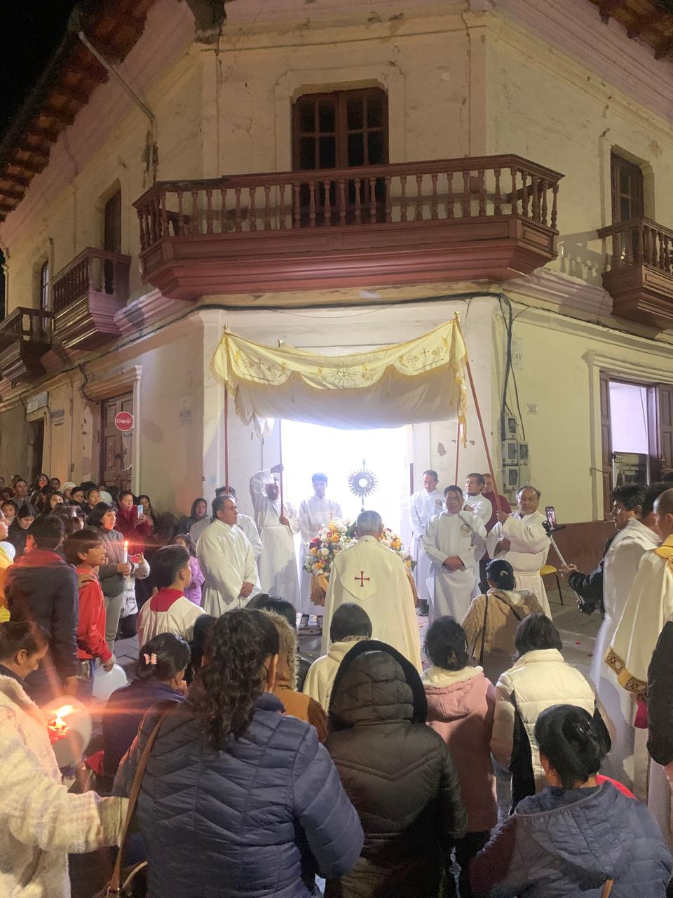 Guaranda celebró la Solemnidad de Corpus Christi con una luminosa procesión eucarística