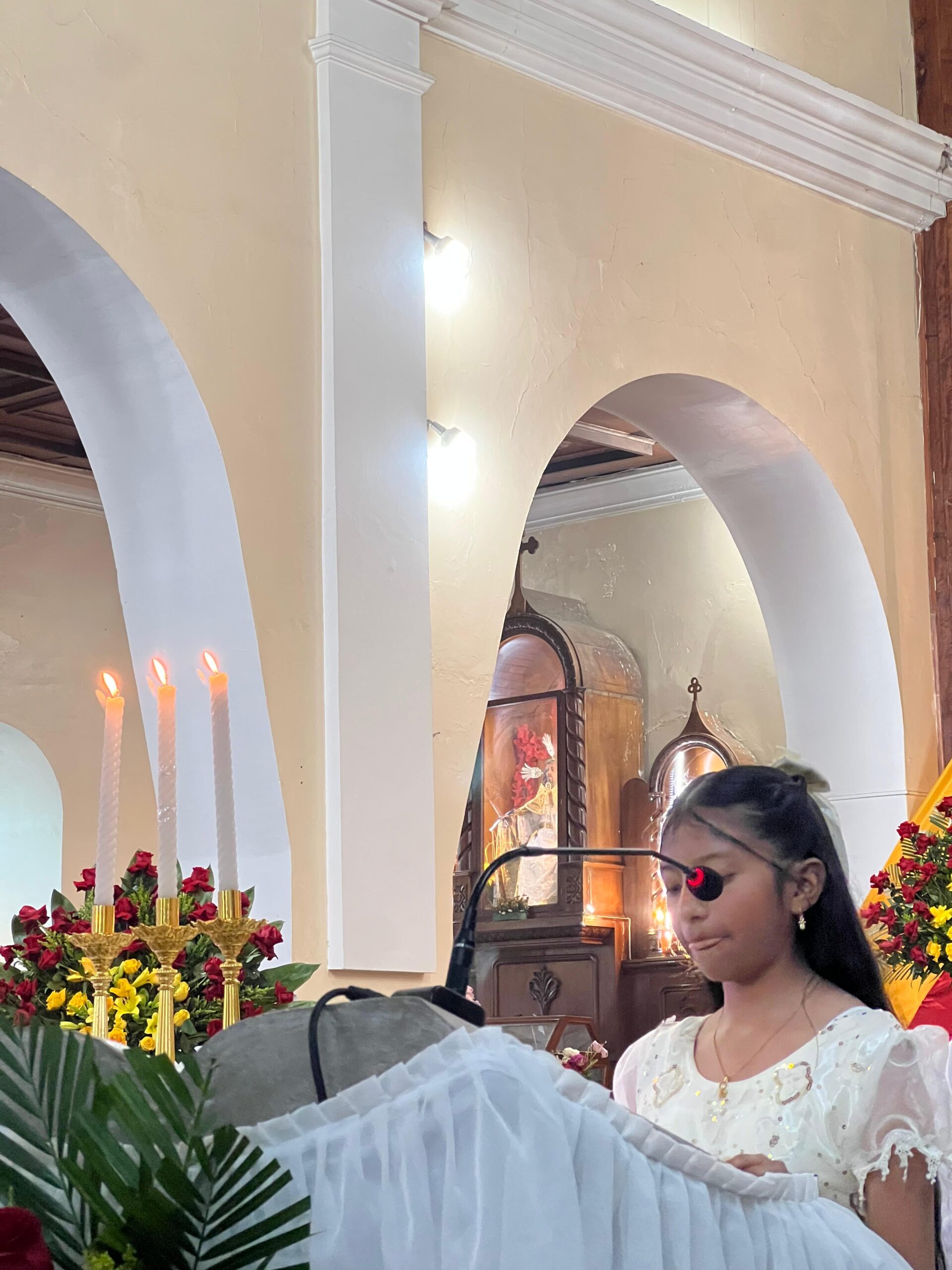 Jóvenes reciben el Sacramento de la Confirmación en la Catedral de Guaranda