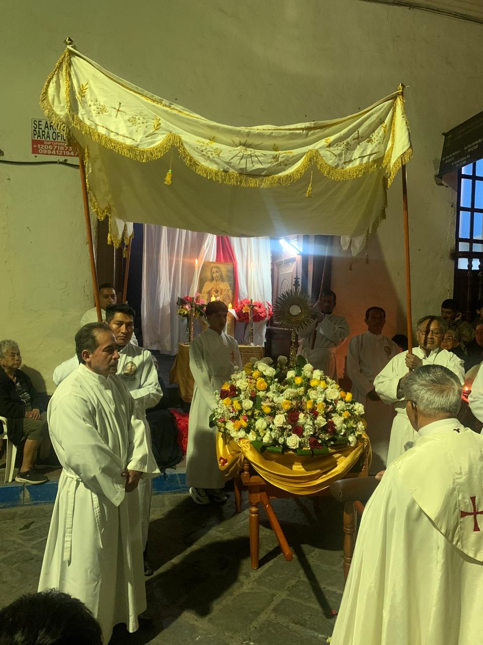 Guaranda celebró la Solemnidad de Corpus Christi con una luminosa procesión eucarística