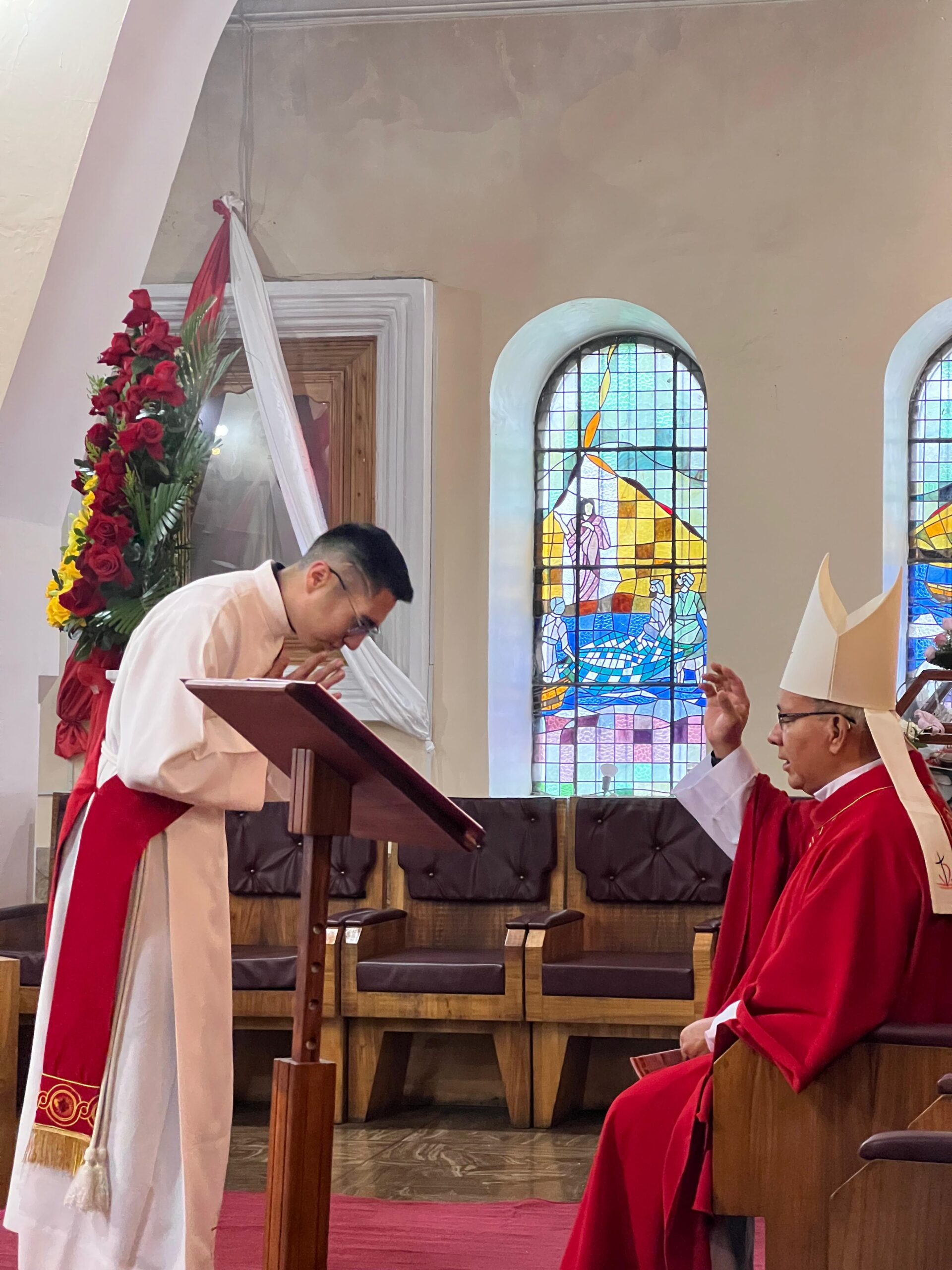Jóvenes reciben el Sacramento de la Confirmación en la Catedral de Guaranda