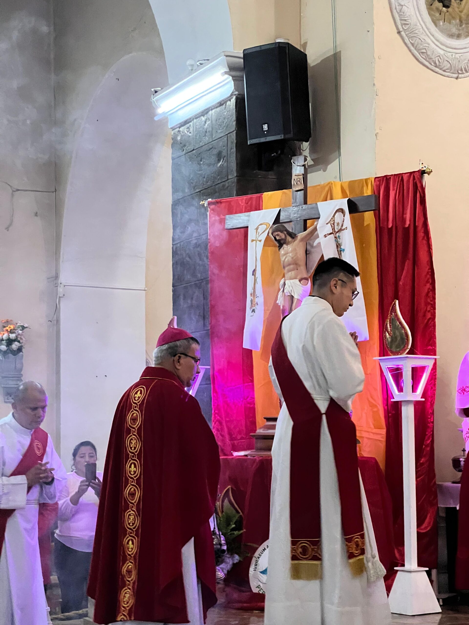 Jóvenes reciben el Sacramento de la Confirmación en la Catedral de Guaranda