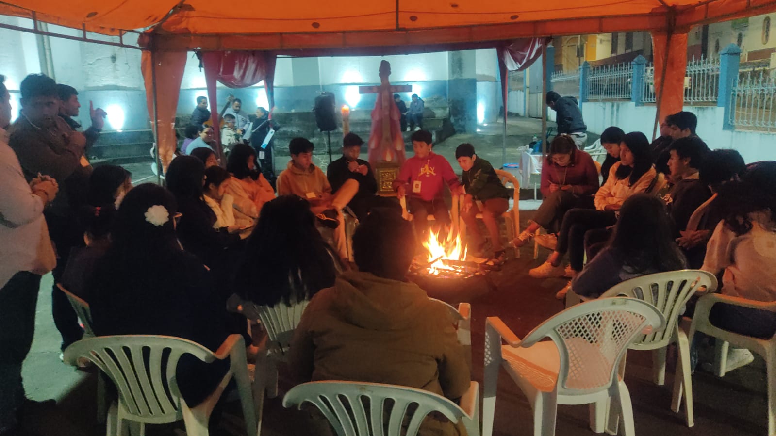 Vigilia de Pentecostés: los jóvenes de la parroquia San Vicente Ferrer vivieron una noche de oración y encuentro con el Espíritu Santo