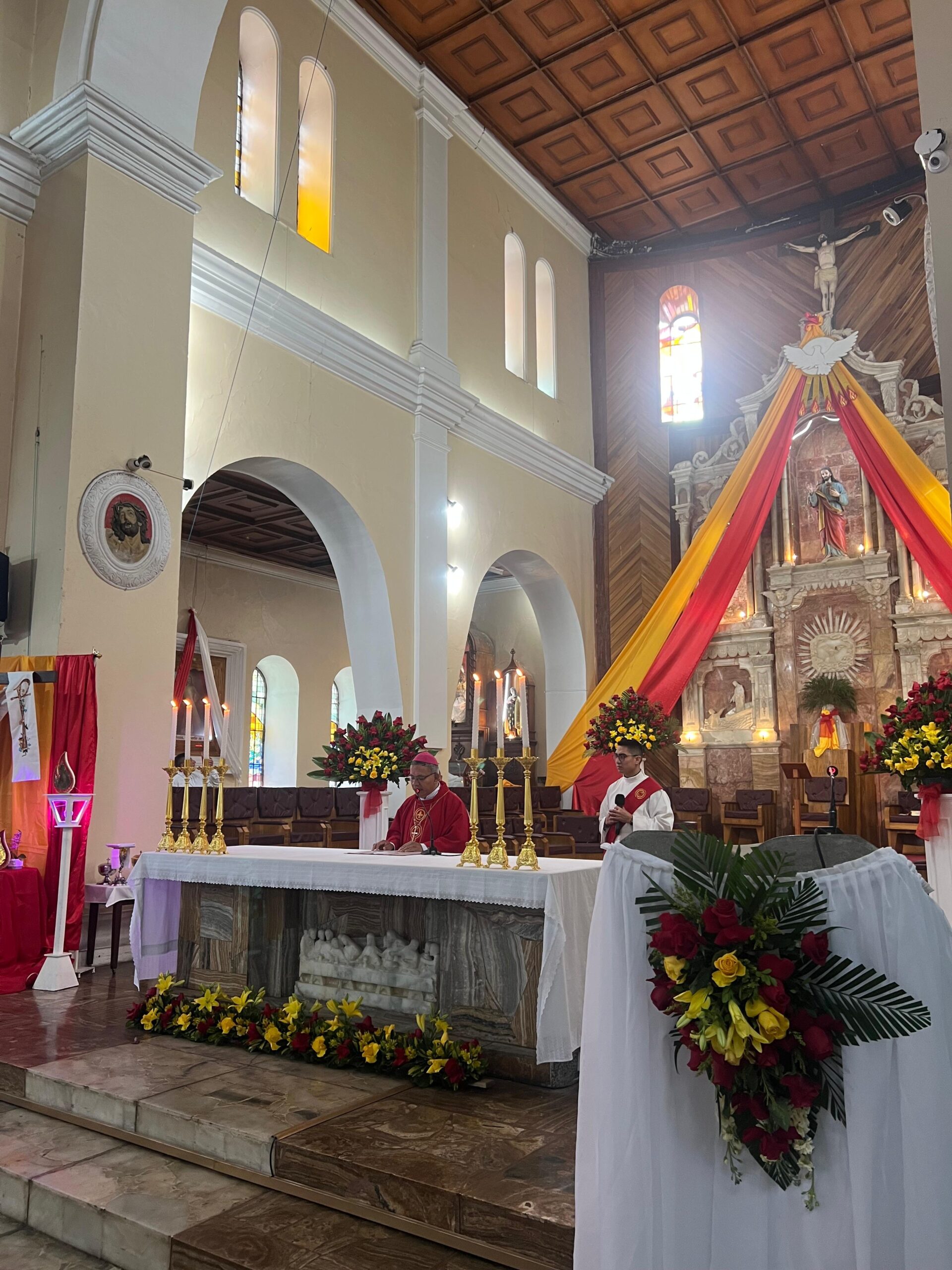 Jóvenes reciben el Sacramento de la Confirmación en la Catedral de Guaranda