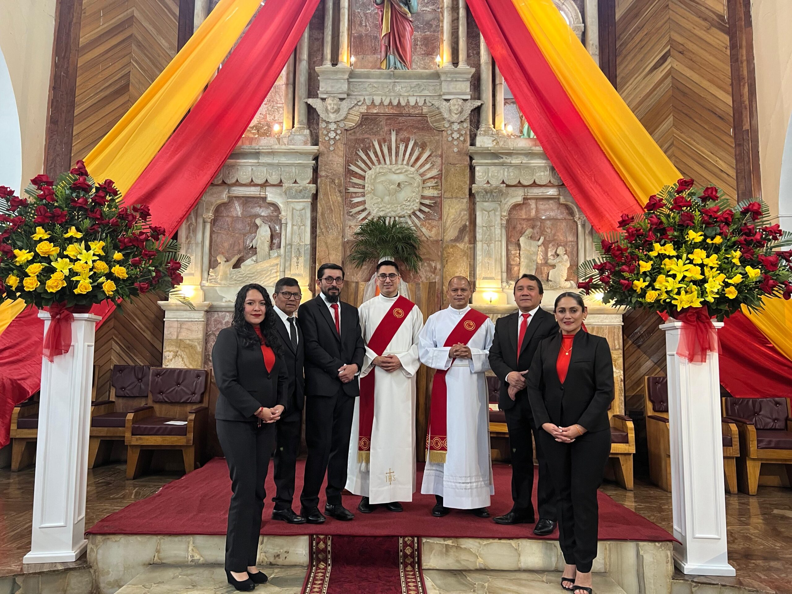 Jóvenes reciben el Sacramento de la Confirmación en la Catedral de Guaranda