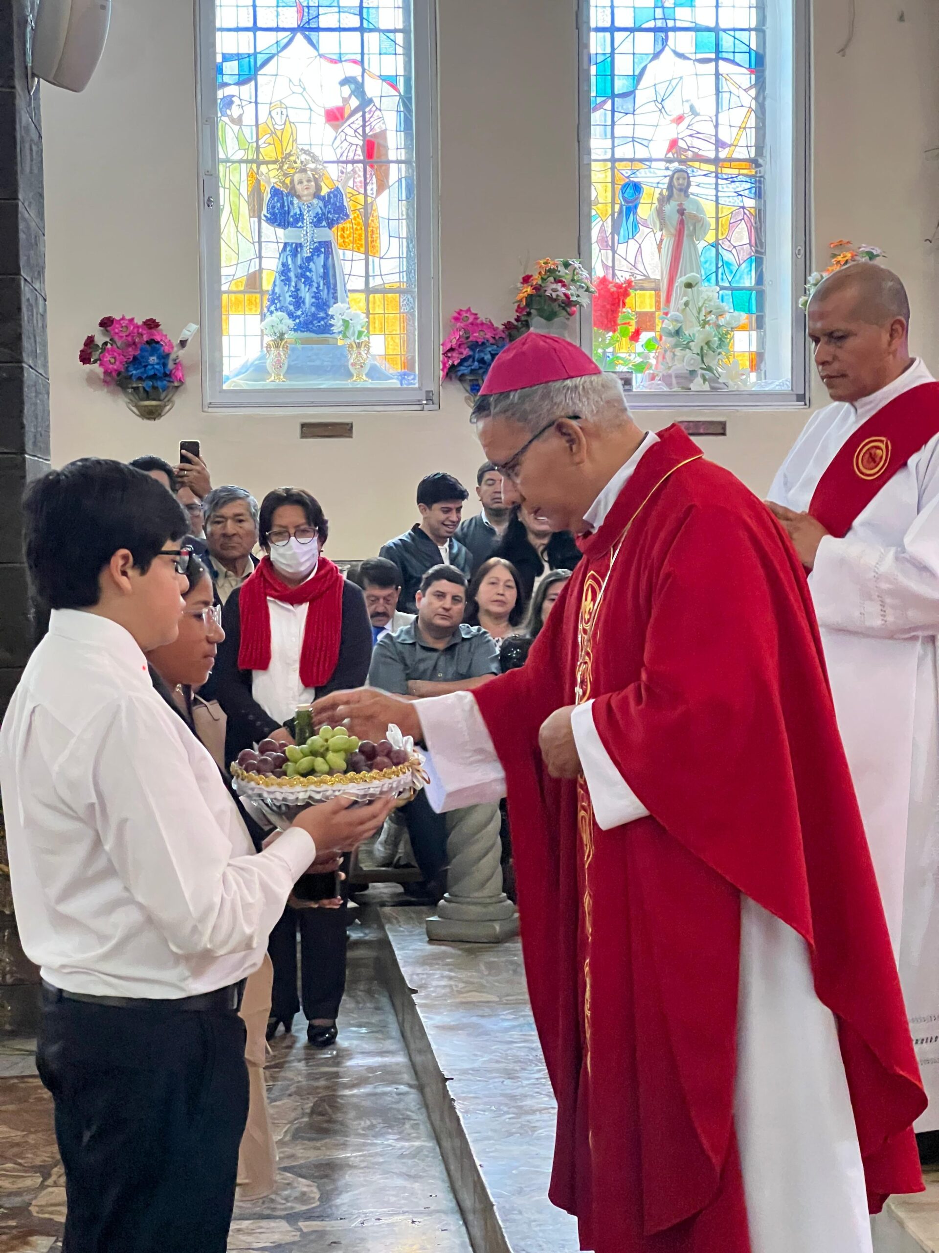 Jóvenes reciben el Sacramento de la Confirmación en la Catedral de Guaranda