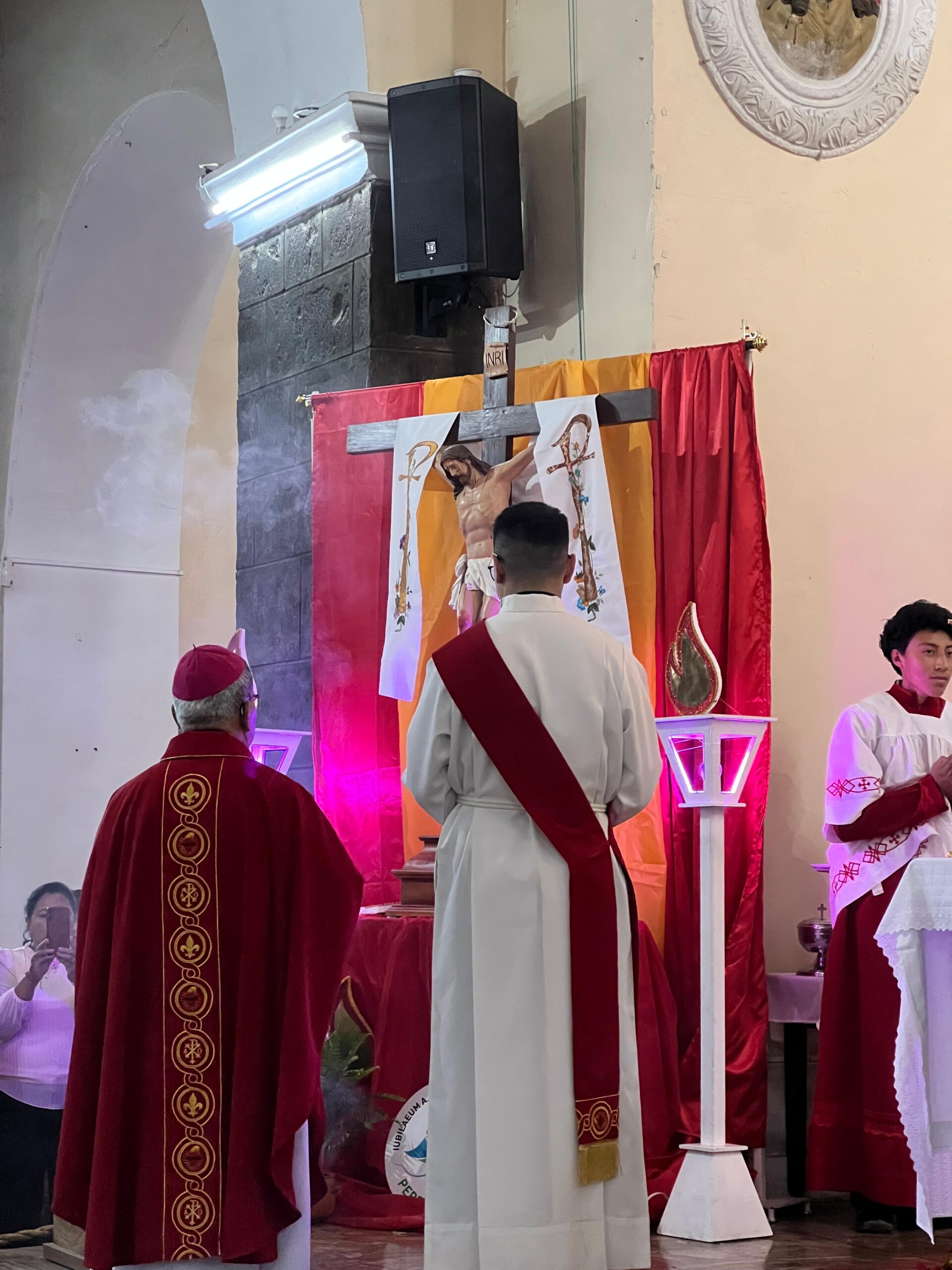 Jóvenes reciben el Sacramento de la Confirmación en la Catedral de Guaranda