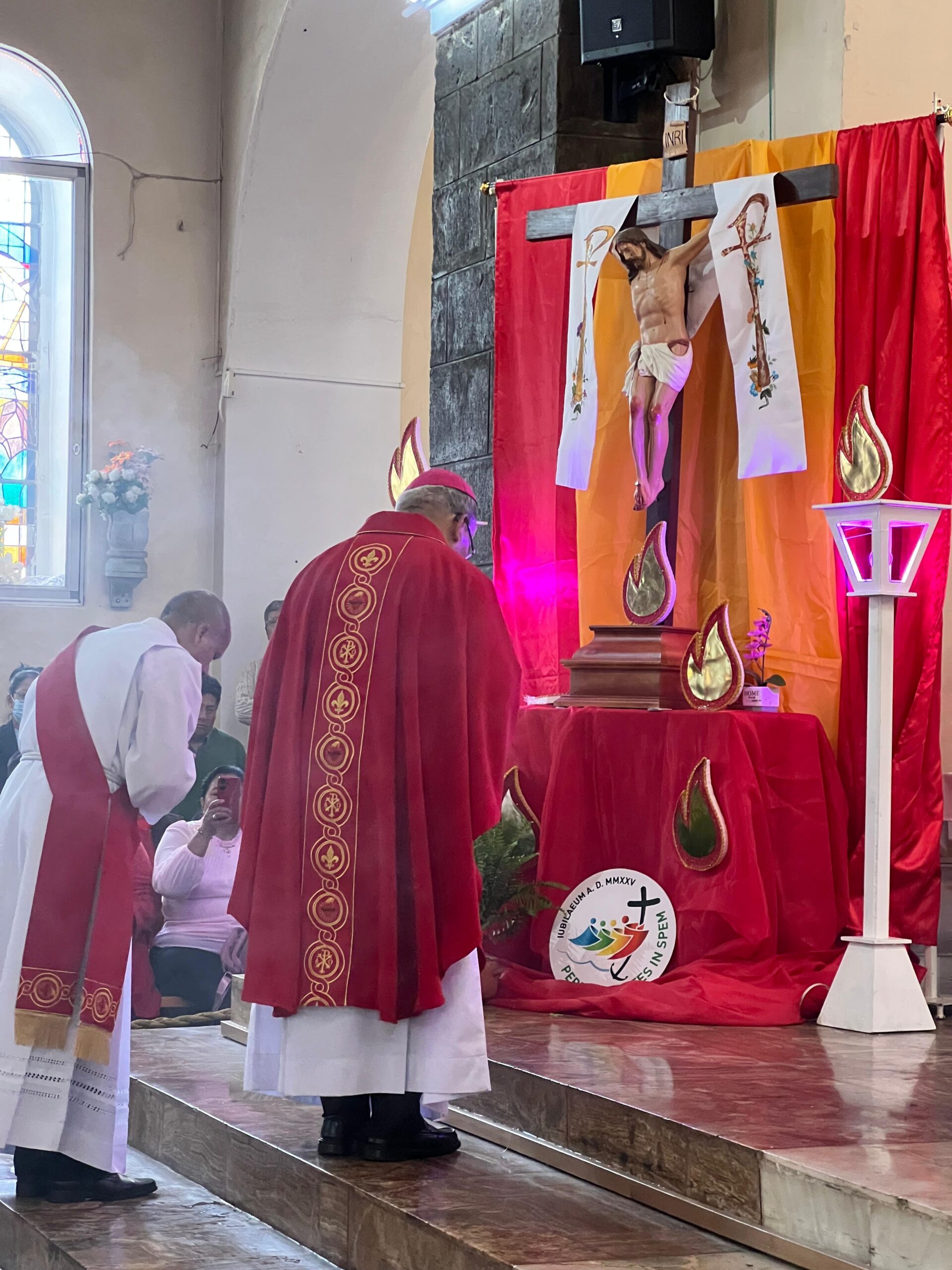 Jóvenes reciben el Sacramento de la Confirmación en la Catedral de Guaranda